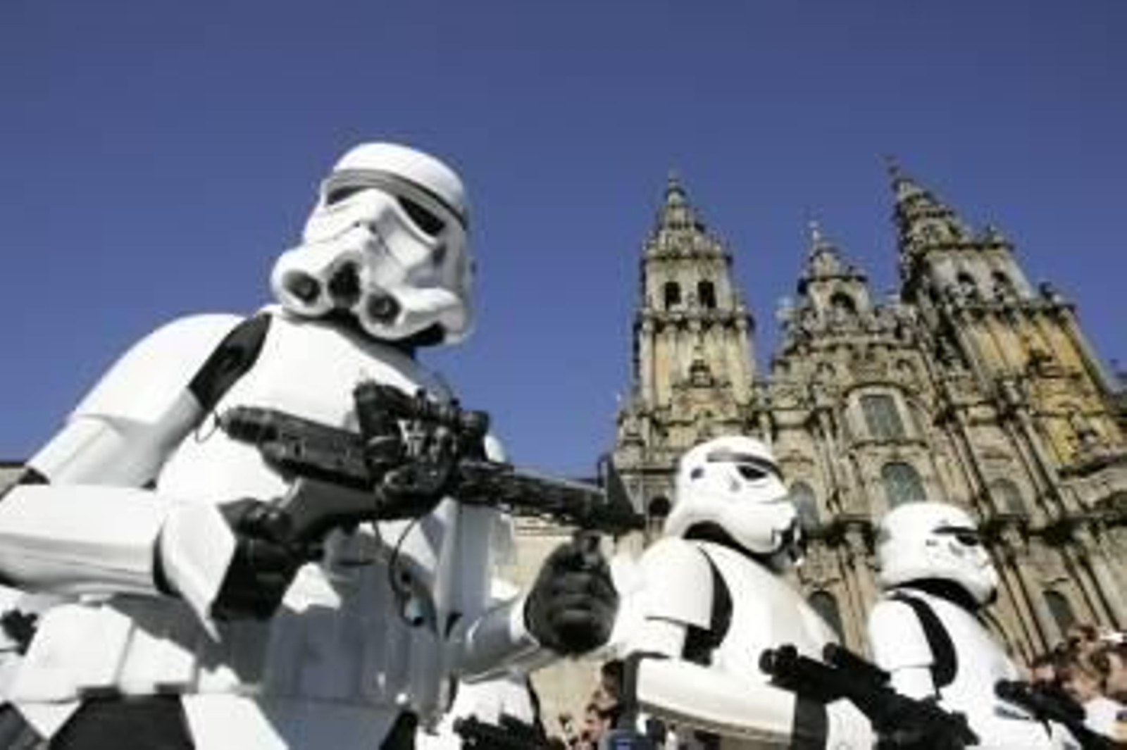 Dos soldados, en el Obradoiro. (Foto: XOAN REY)