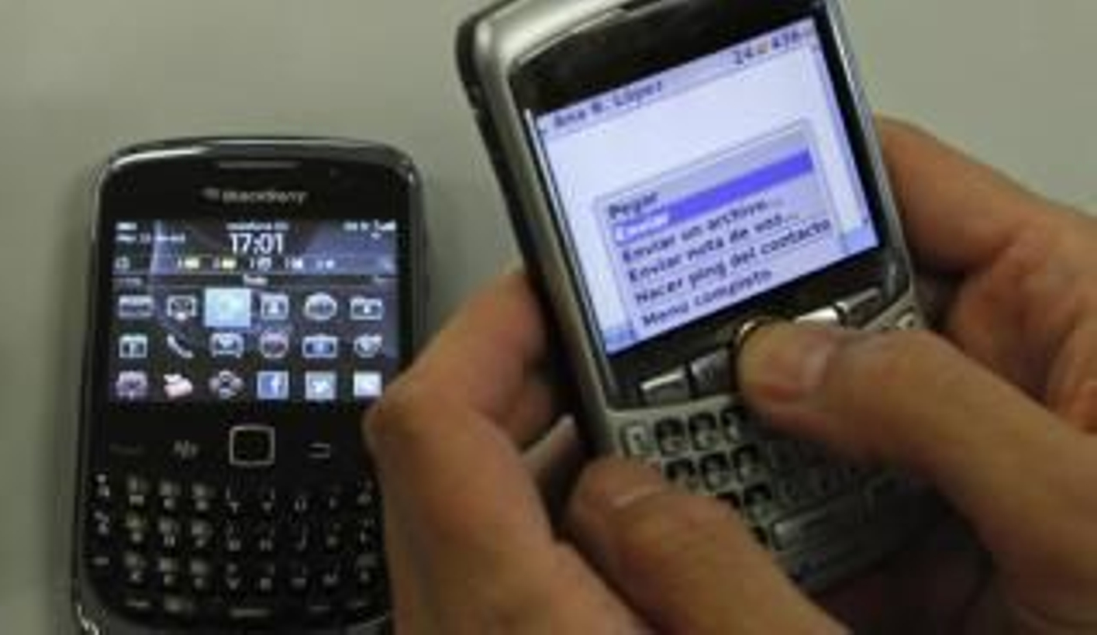 Un usuario con dos móviles (Foto: EFE)