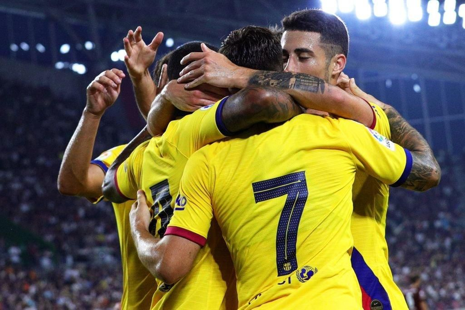 Los jugadores del Barcelona celebran uno de los goles.