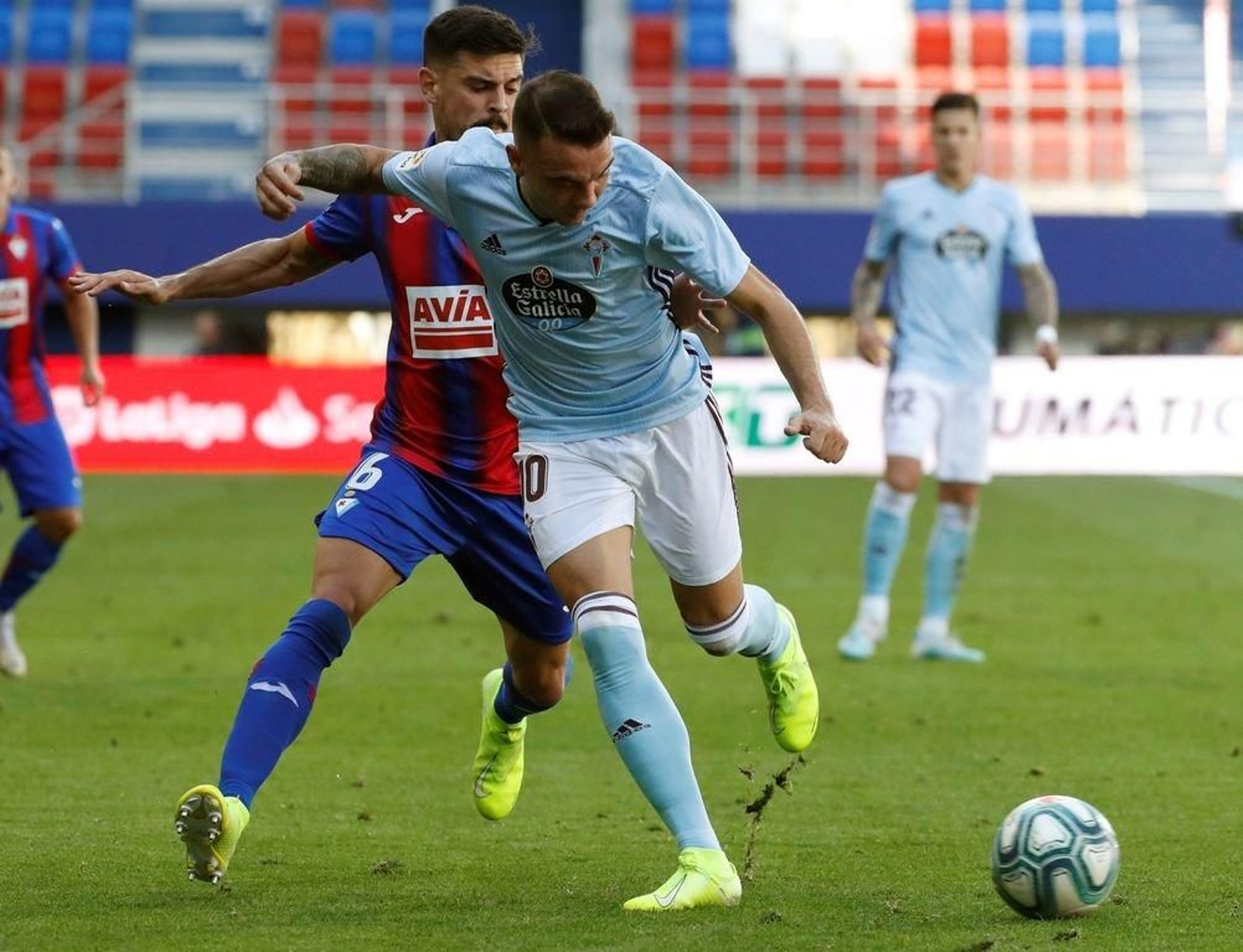 El céltico Iago Aspas trata de superar la marca de Sergio Álvarez durante el partido disputado ayer en Ipurua.+