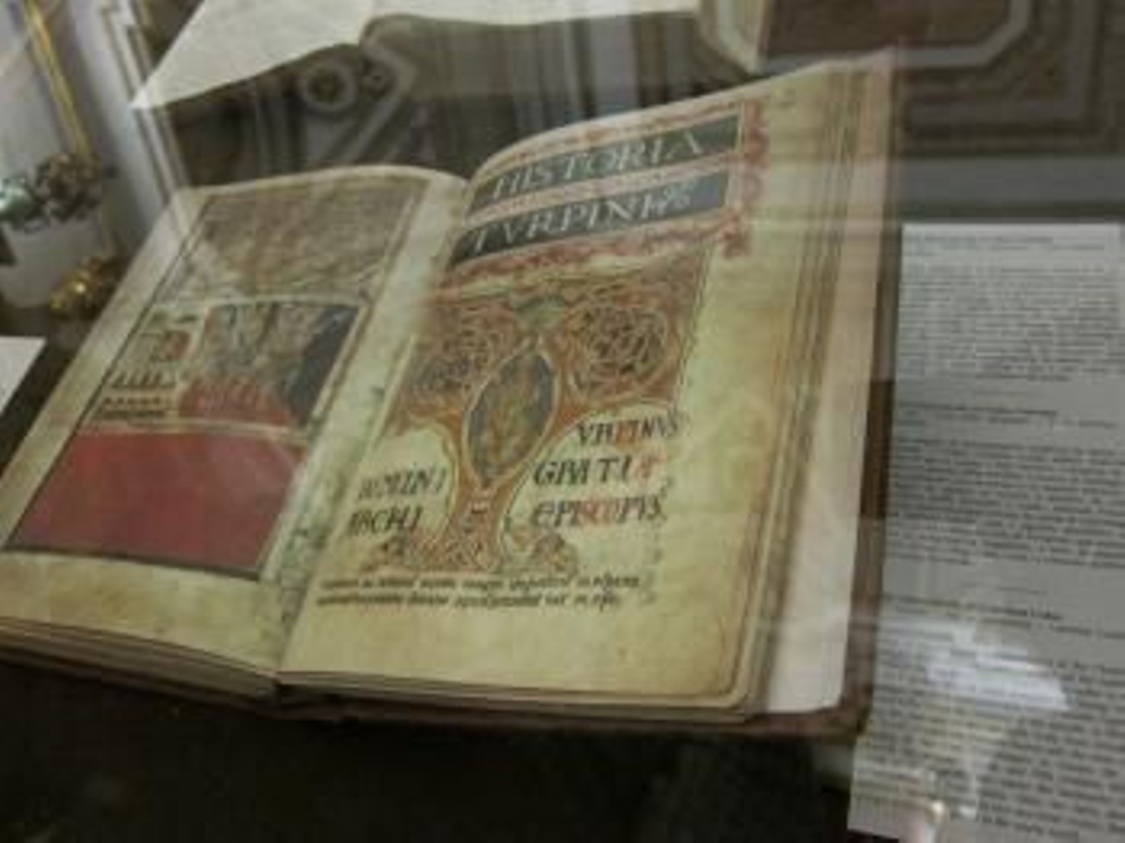 Los investigadores analizarán este miércoles la documentación hallada y harán recuento del dinero localizado en los registros