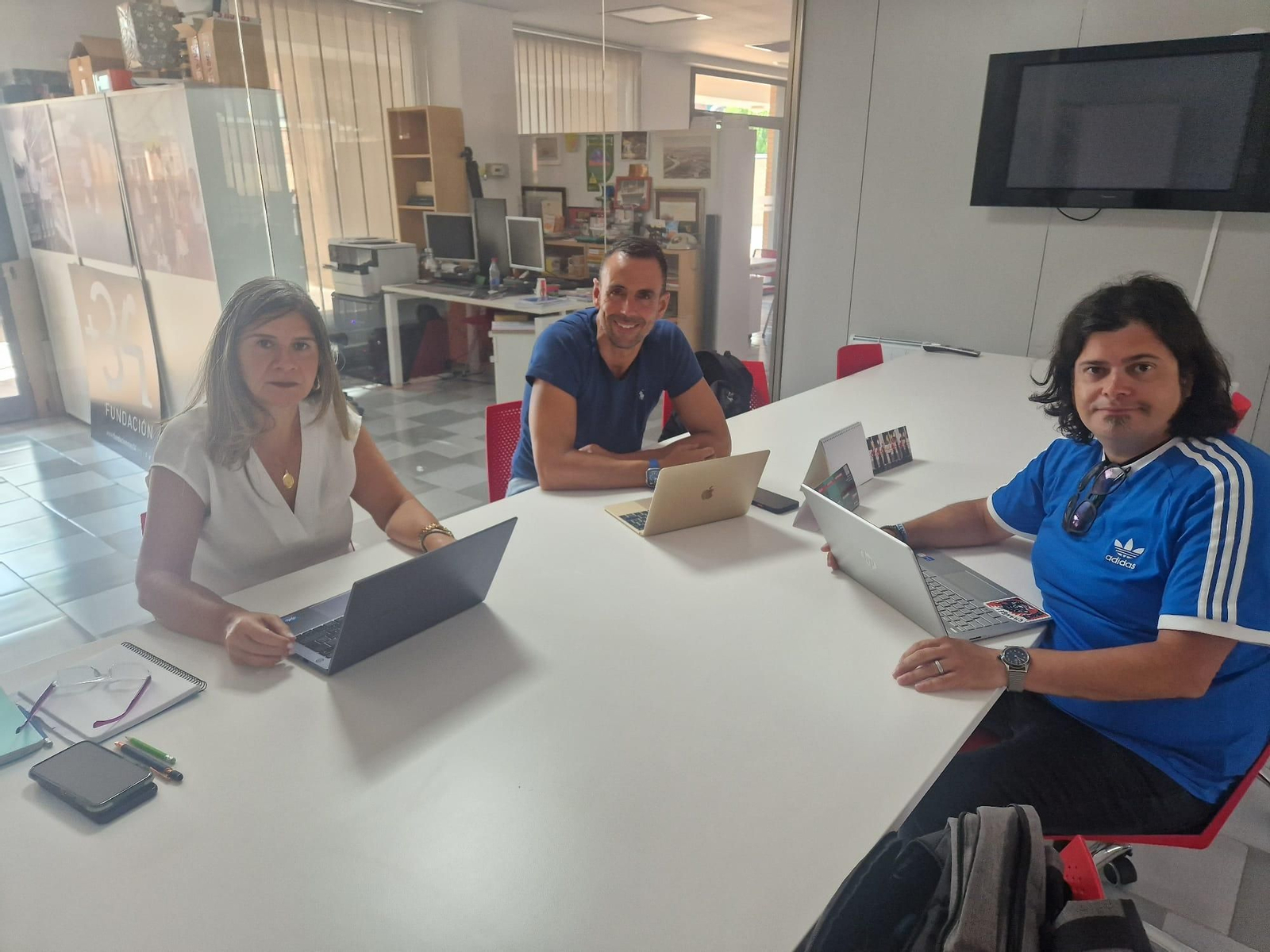 En la imagen el director de la organización, Javier Casado, su coordinadora, Rosario Sánchez y David Casarejos, presidente de la Comisión de Derechos Civiles y Participación del Consejo General de la Ciudadanía Española en el Exterior (CGCEE).