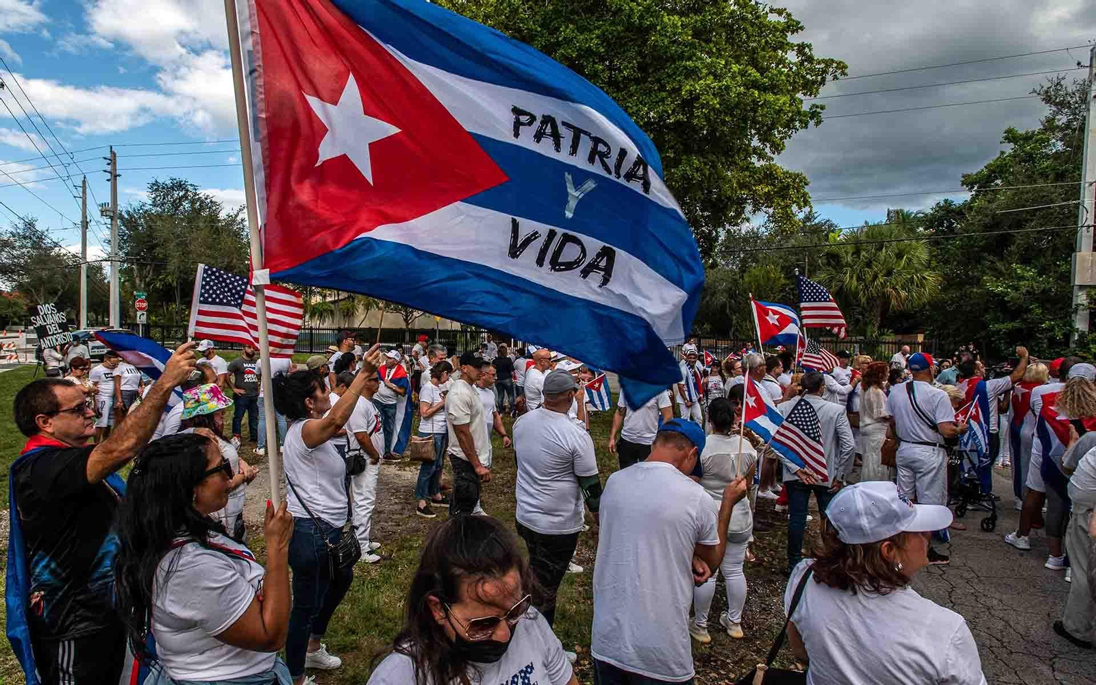 Cientos de cubanos se manifiestan frente a la Arquidiócesis de Miami. Archivo. EFE/ Giorgio Viera