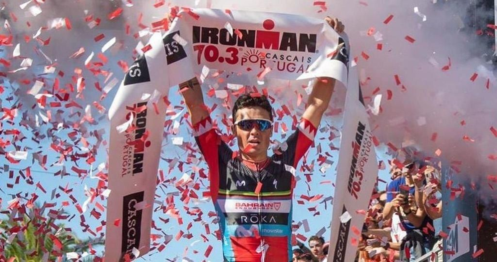 Javier Gómez Noya alza los brazos tras cruzar la meta en Cascais.