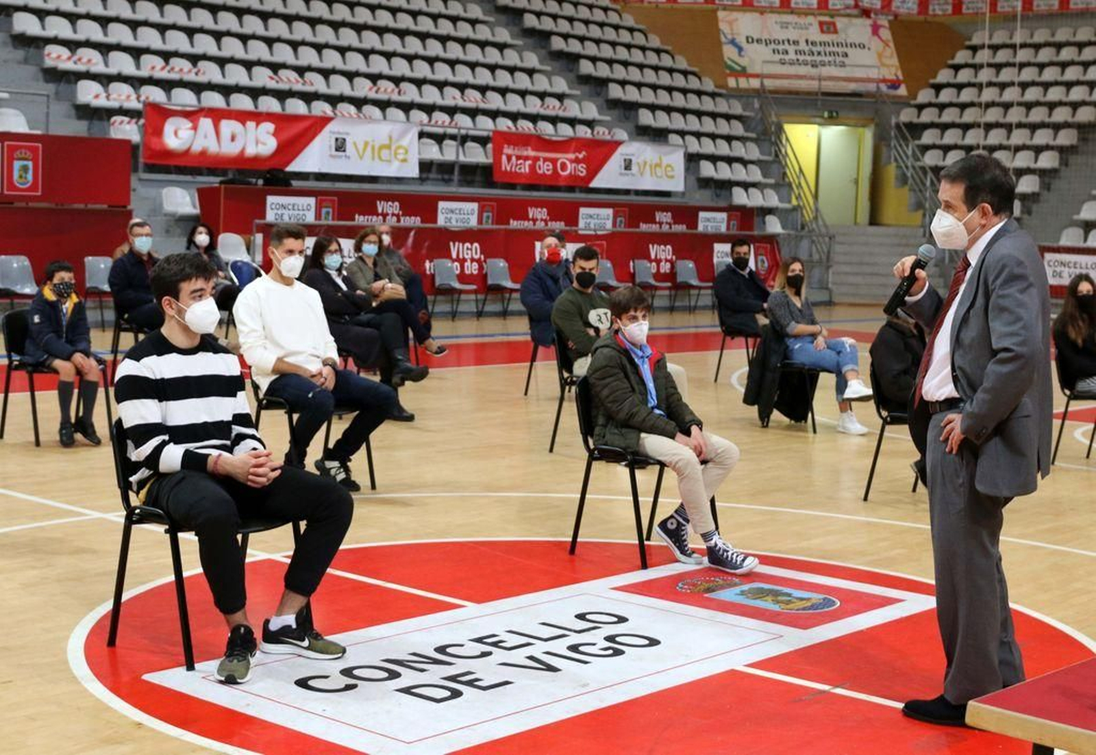Abel Caballero se dirige a los deportistas durante un momento del acto ayer en As Travesas.
