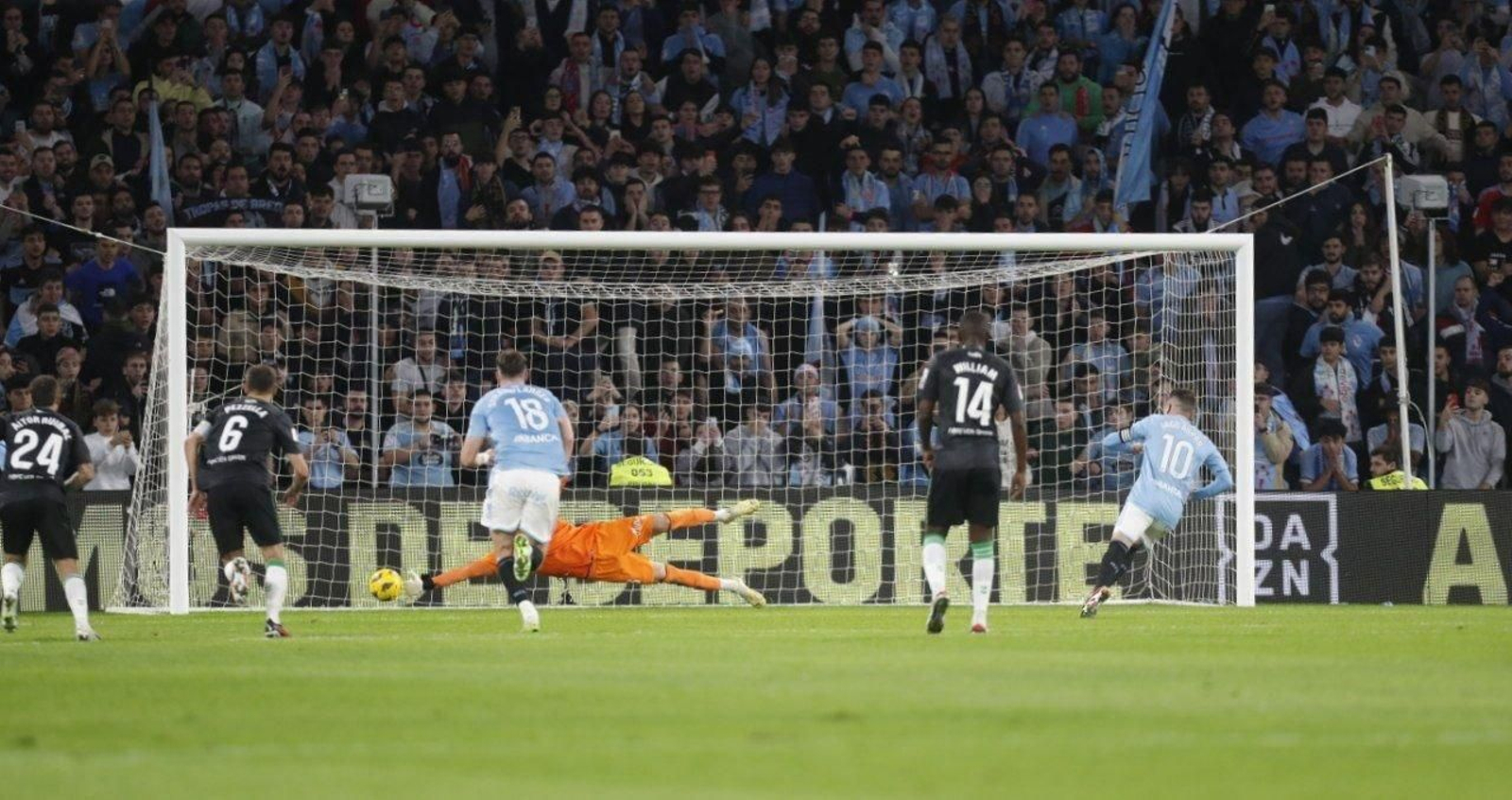 Aspas marca el penalti.