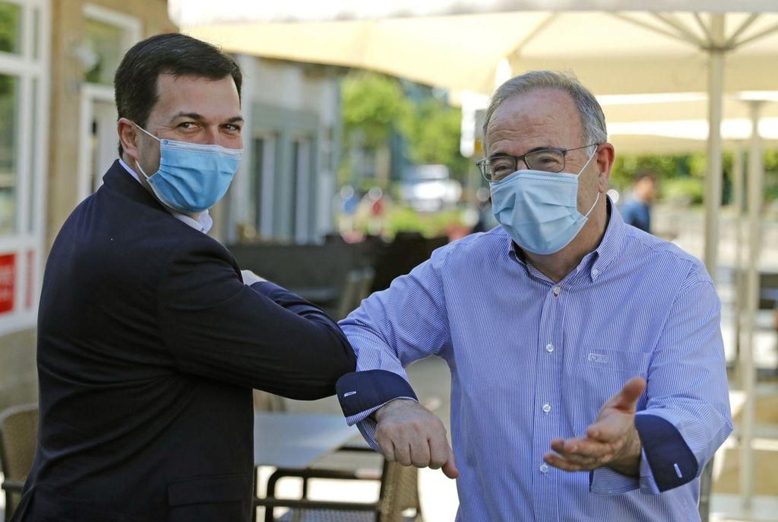 Caballero y Sánchez Bugallo se saludan con los codos en Santiago.