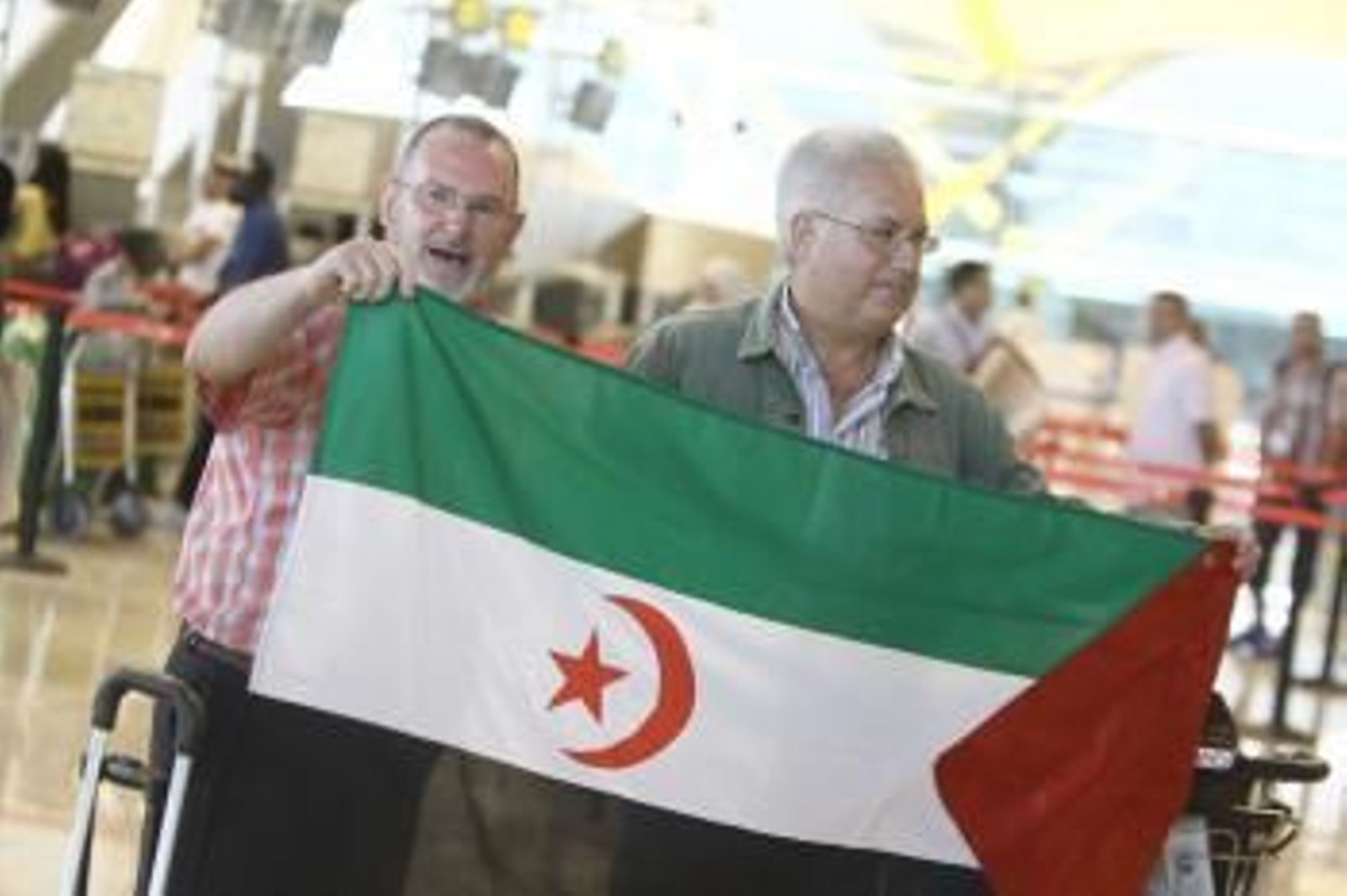 Activistas prosaharauis viajan a Tinduf.