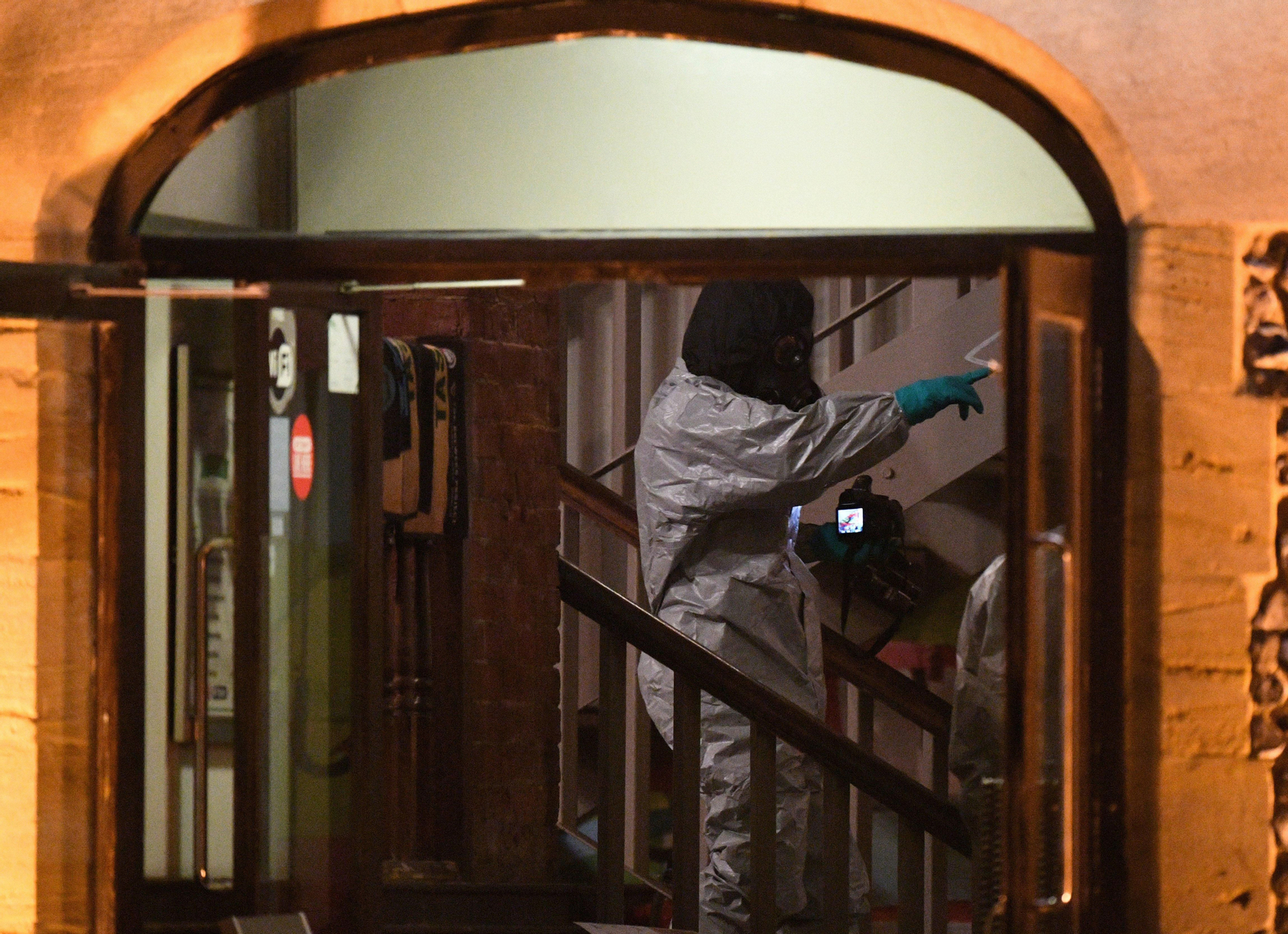 Expertos forenses trabajaban ayer en el pub "The Mill" donde hallaron restos de contaminación.