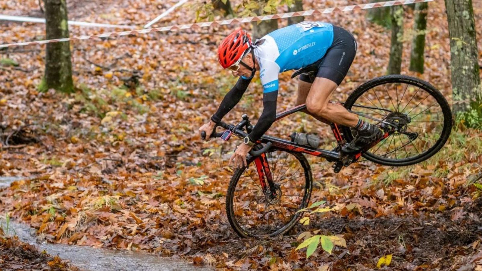 Un dos ciclistas máster está a punto de irse irse ó chan.