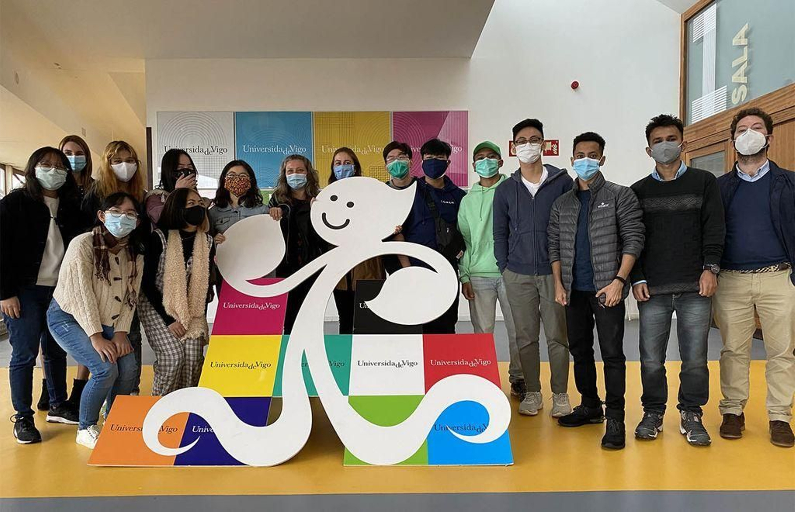 Los alumnos participaron ayer en un acto de  bienvenida en el edificio Miralles.