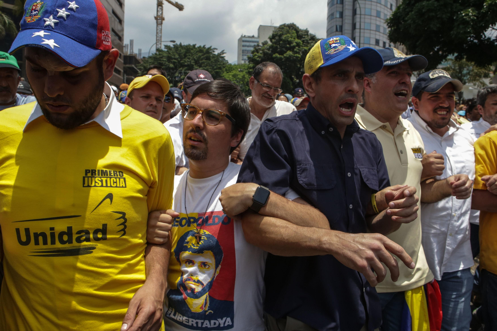 El líder opositor Henrique Capriles, encabezando la marcha en las calles de Caracas.