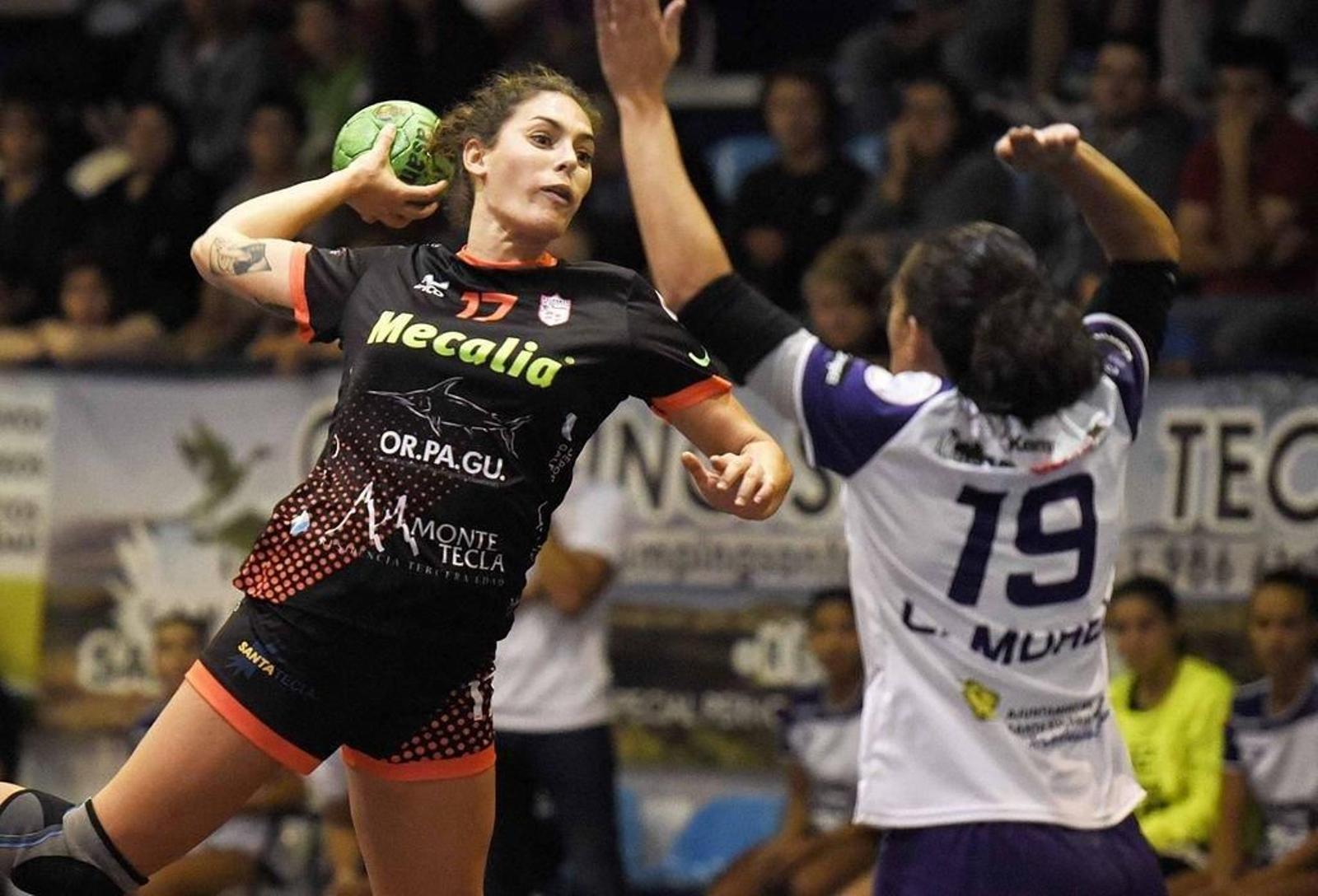 Rebeca Castell lanza a portería en un partido de esta temporada.