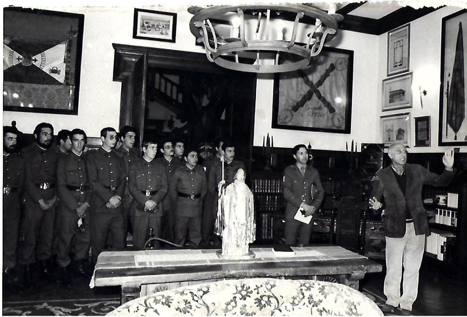Pedro Díaz, enseñando el museo a los soldados de la guarnición.