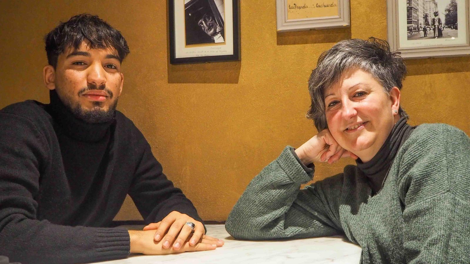 Elur Ulibarrena y Halim Eikhiraoui toman un refresco en una cafetería de Pamplona