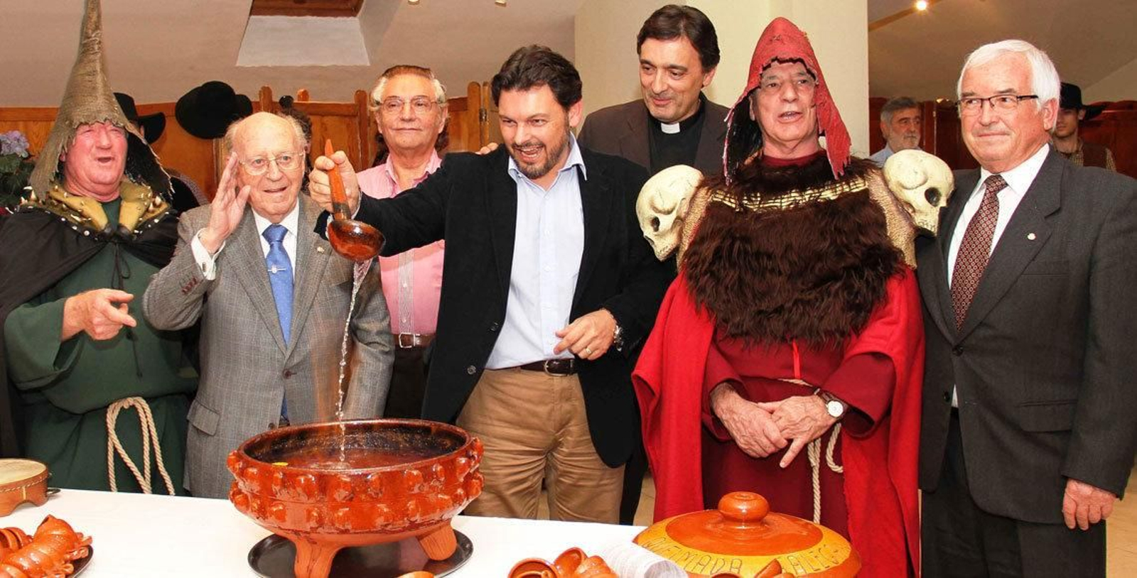 El secretario xeral de Emigración durante la queimada organizada por la Federación de Asociaciones Gallegas en Madrid.