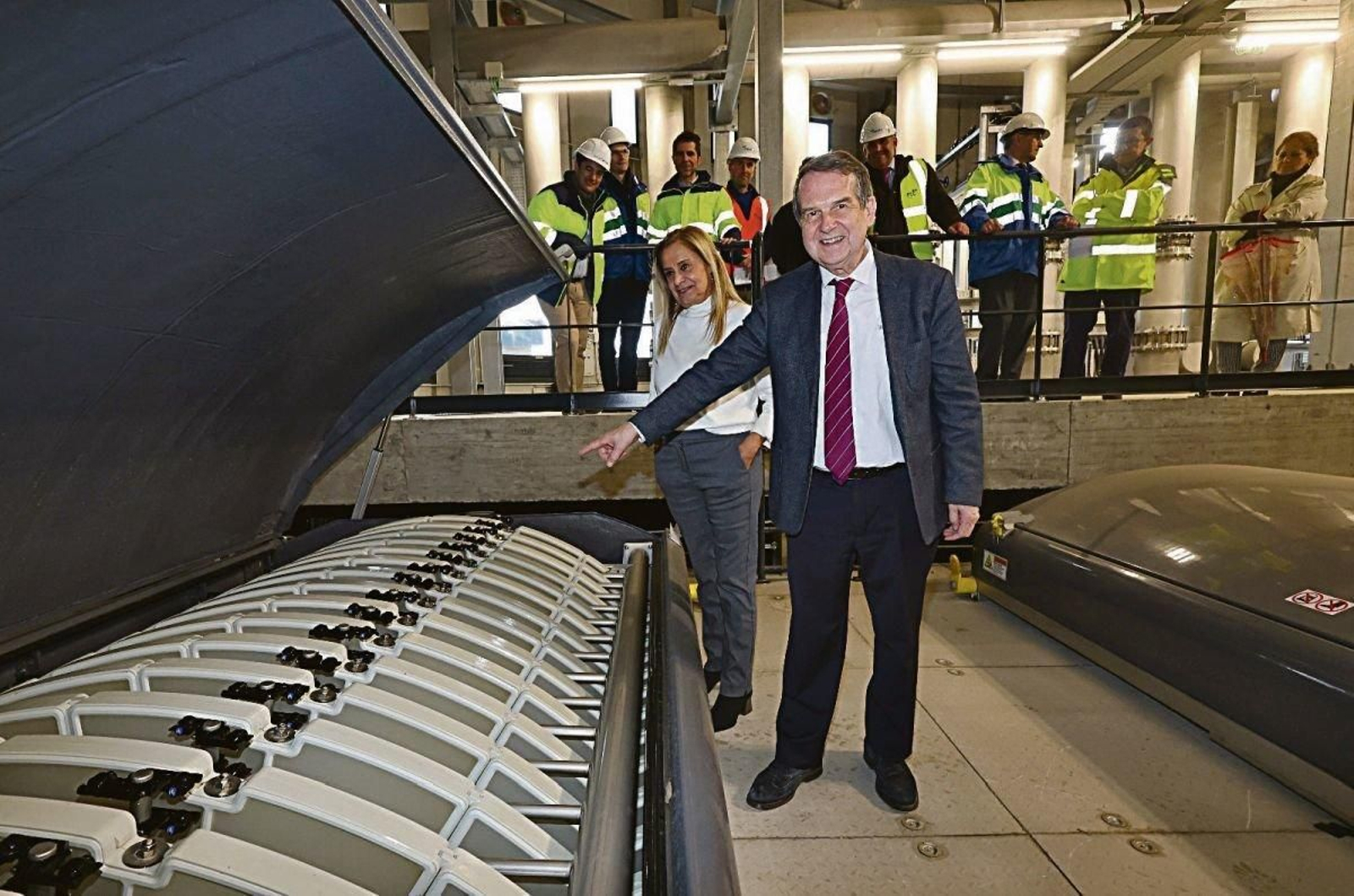 Abel Caballero y Carmela Silva mostrando los filtros.