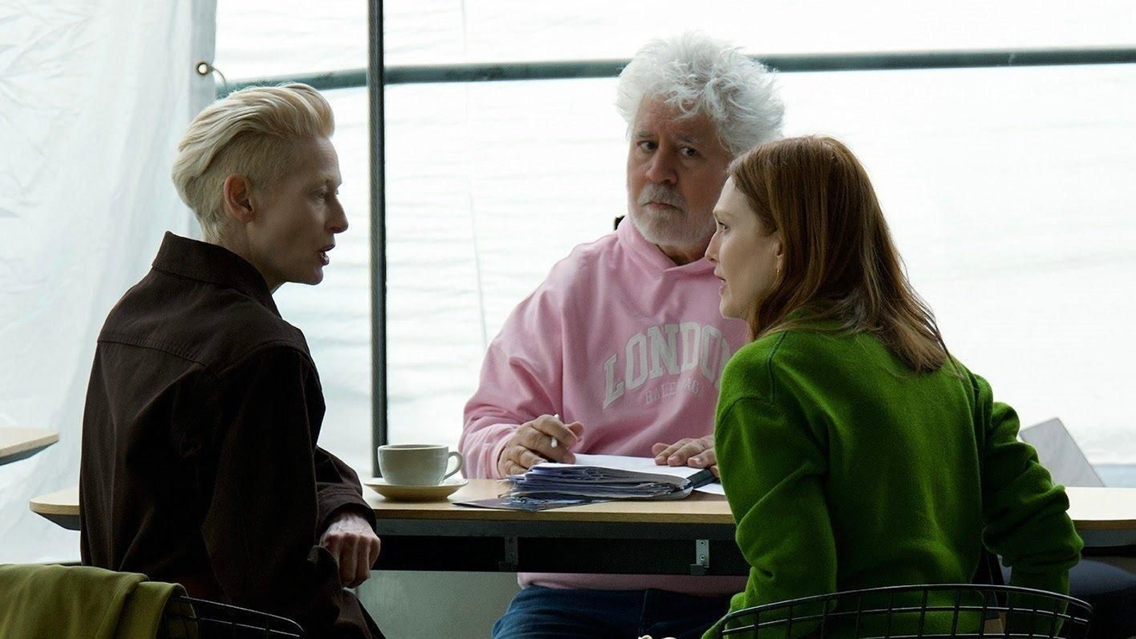 El cineasta Pedro Almodóvar, junto a Tilda Swinton y Julianne Moore. // El Deseo