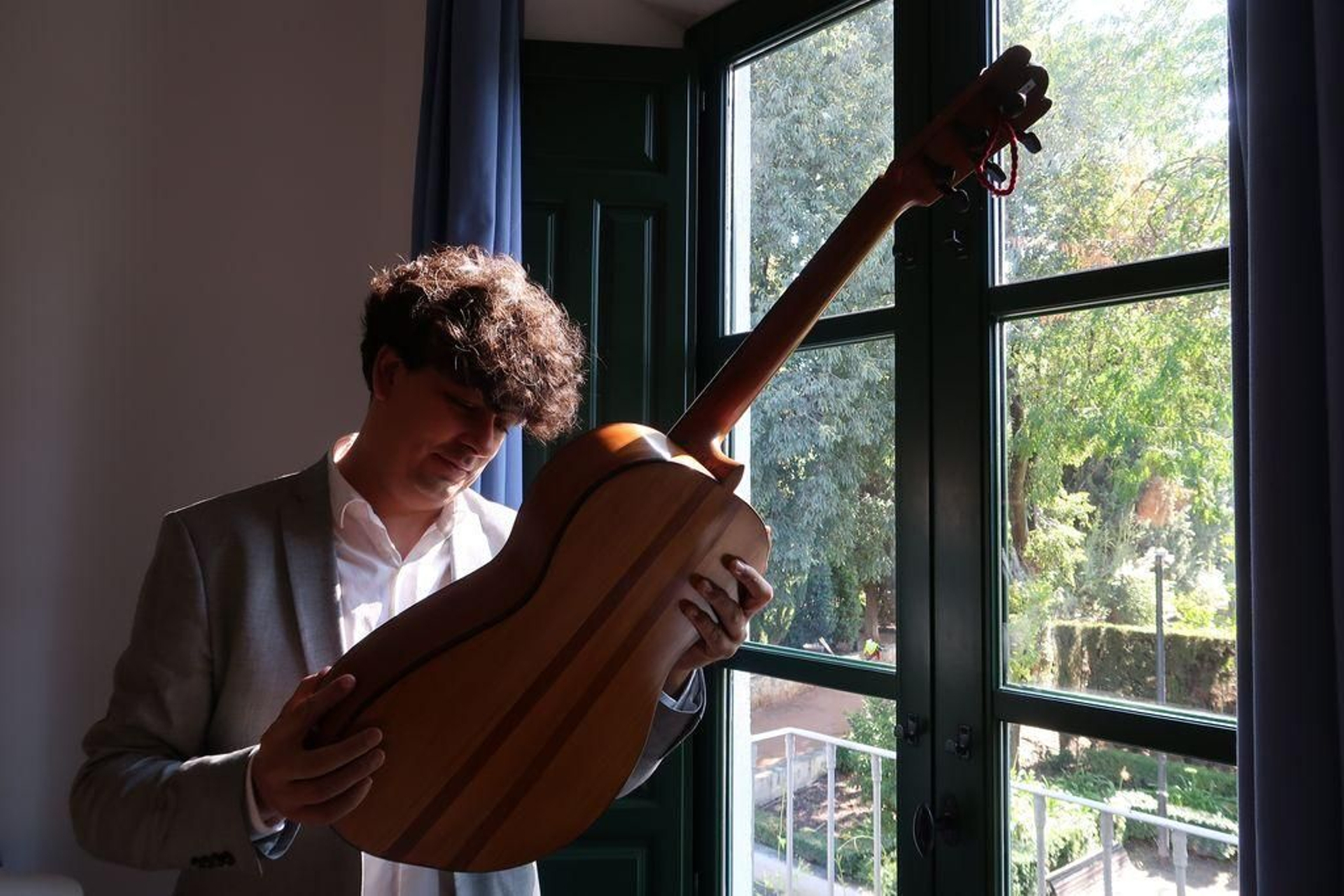 Samuel Diz con la guitarra de Lorca en la casa del poeta.