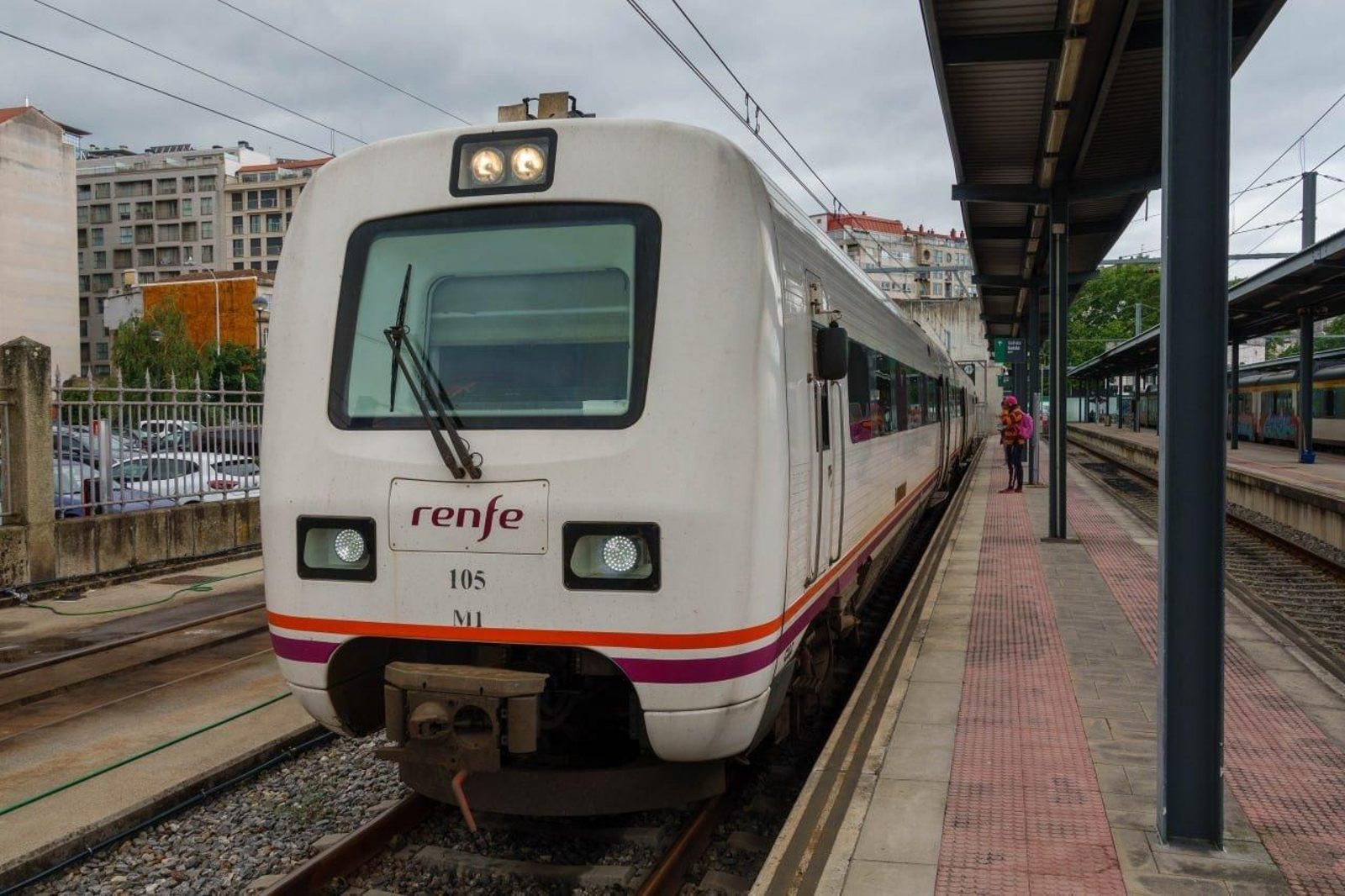 El tren regional estacionado en Guixar. // Vicente Alonso