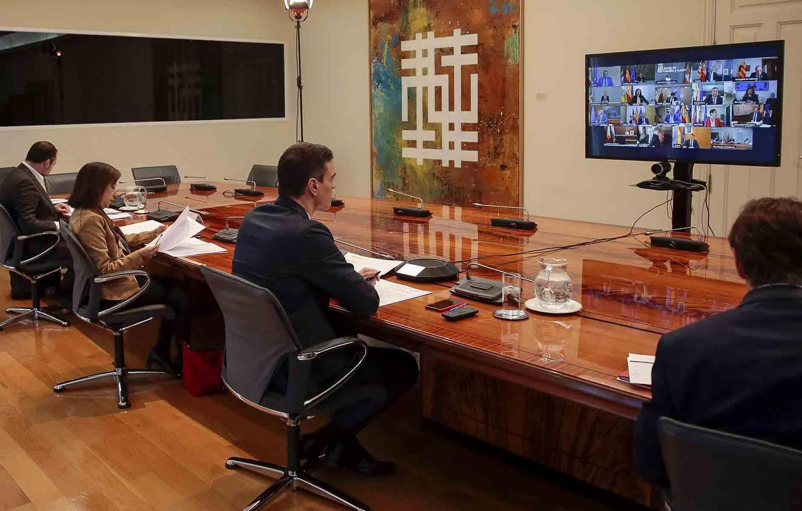 El presidente del Gobierno español, Pedro Sánchez (3-i), mantiene una videoconferencia con los presidentes autonómicos. EFE/ Pool Moncloa/Jose María Cuadrado Jiménez