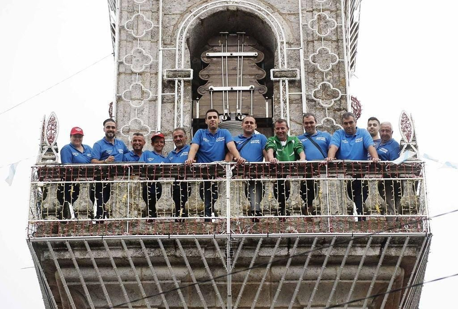 Los doce miembros de la Irmandade de Santa Ana que ayer echaron a volar la campana en la iglesia parroquial de Beade.