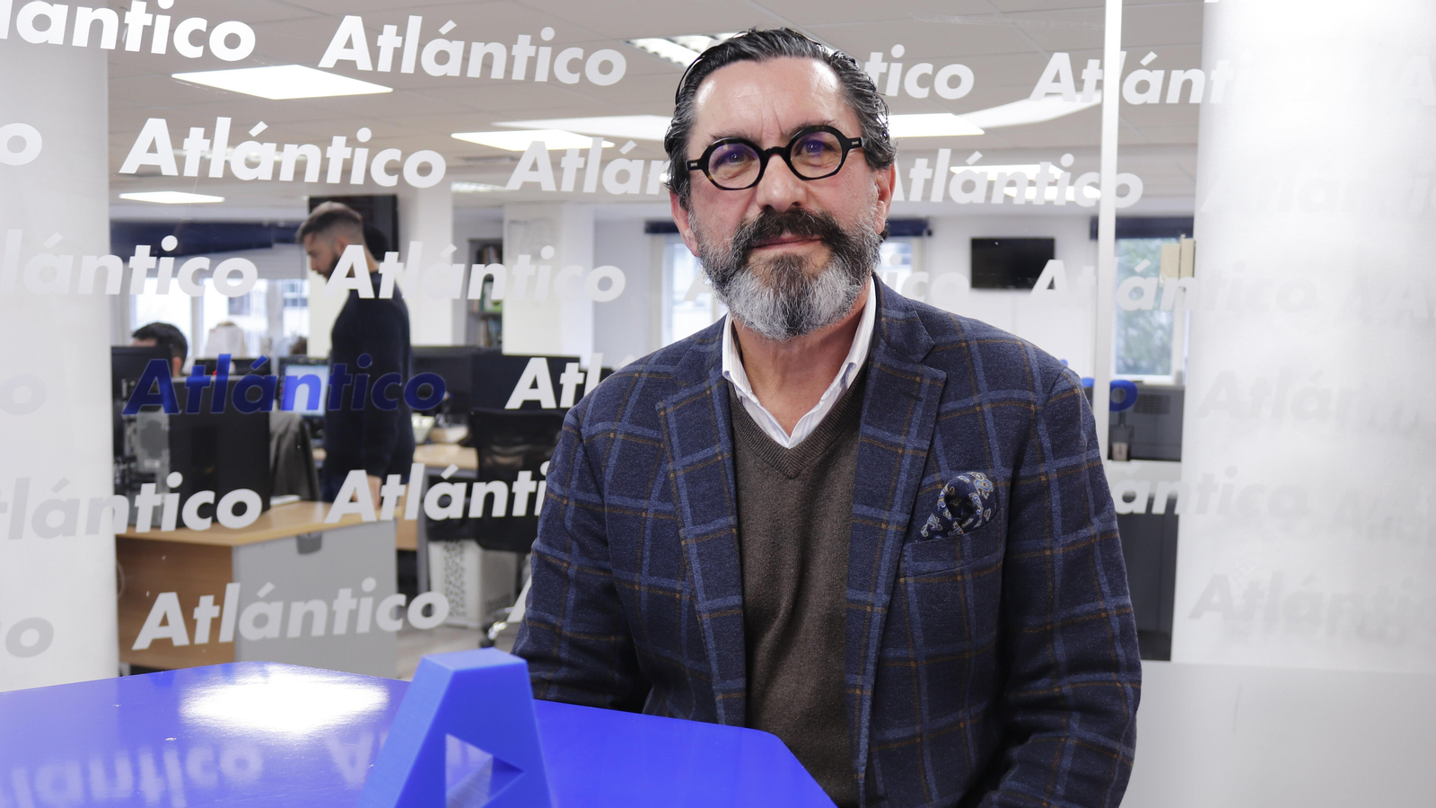 Enrique González en el set de TV de Atlántico.