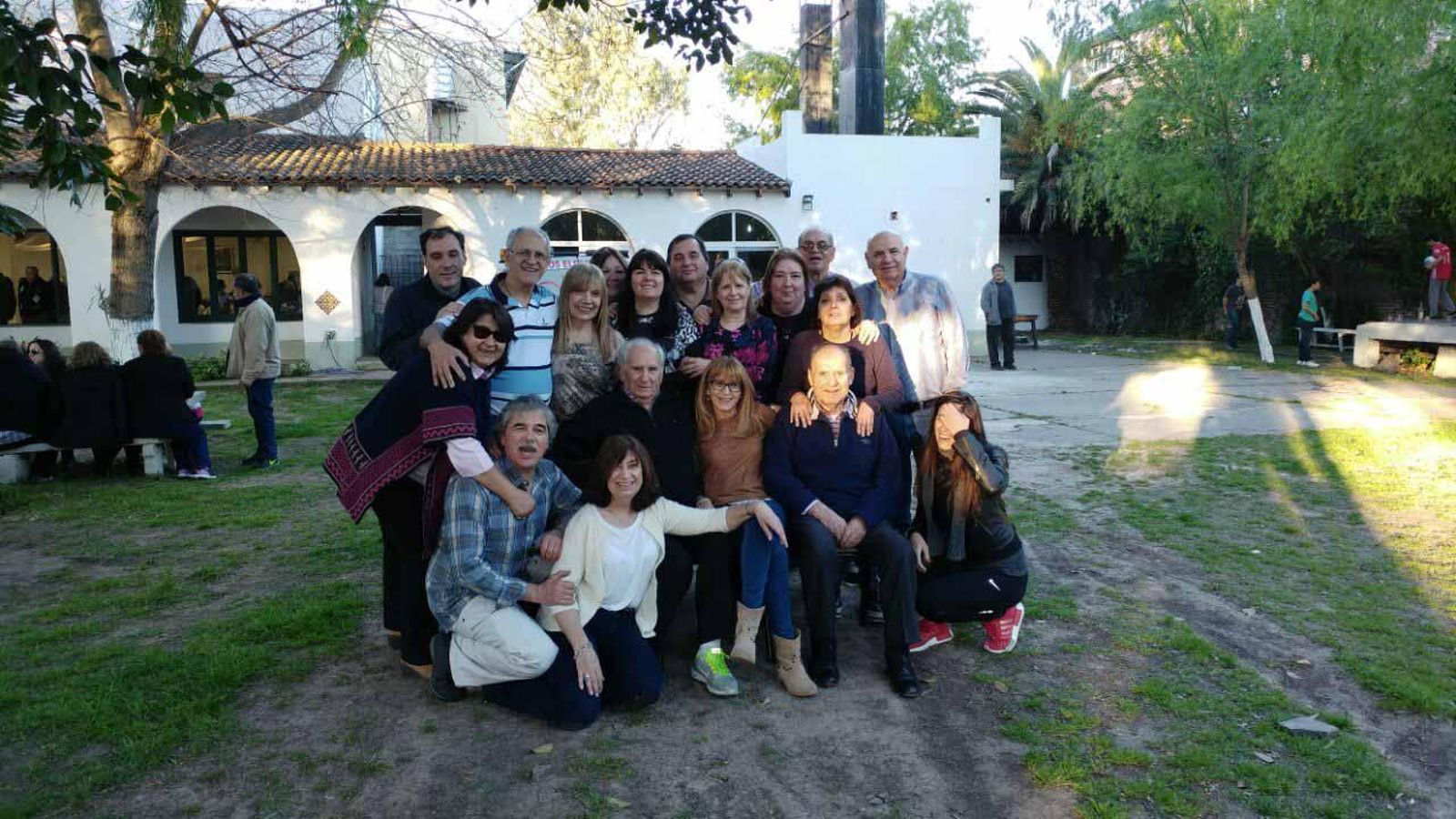 Argentina - Sanchez G. Gonzalo con un hermano y algunos sobrinos en el campo del Centro Lalin, Agolada y Silleda en 2014 web