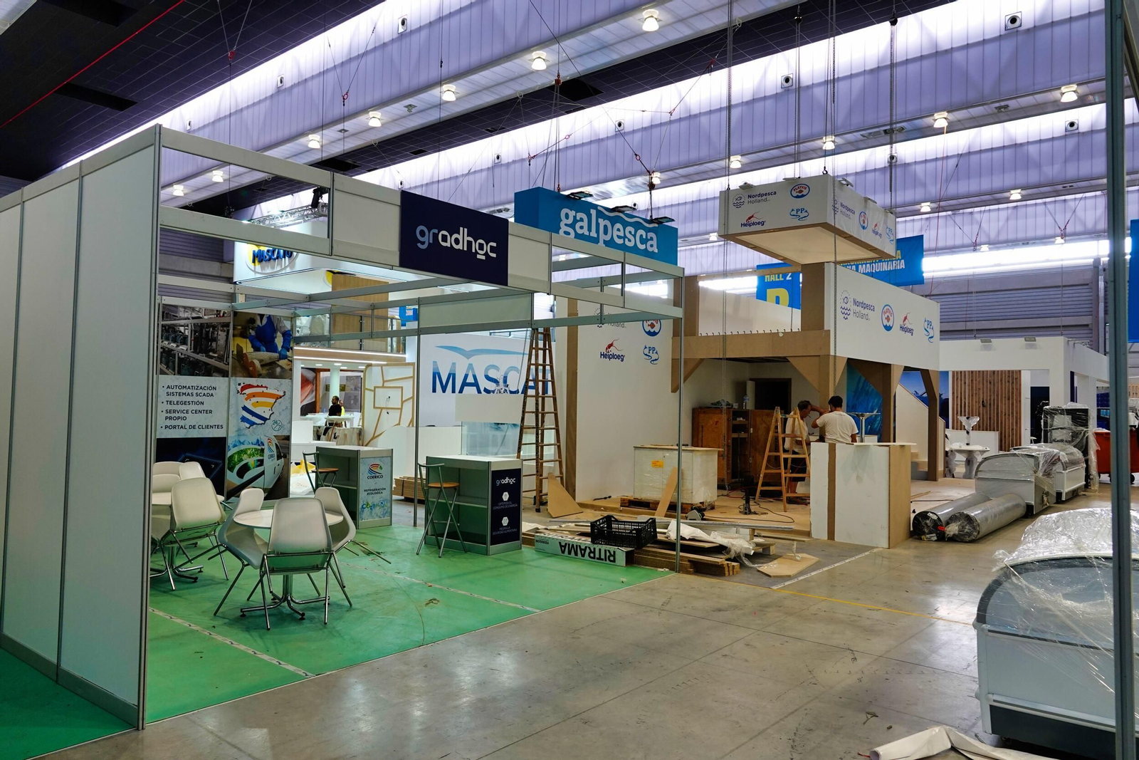 Montaje de la feria de Conxemar en el Ifevi.