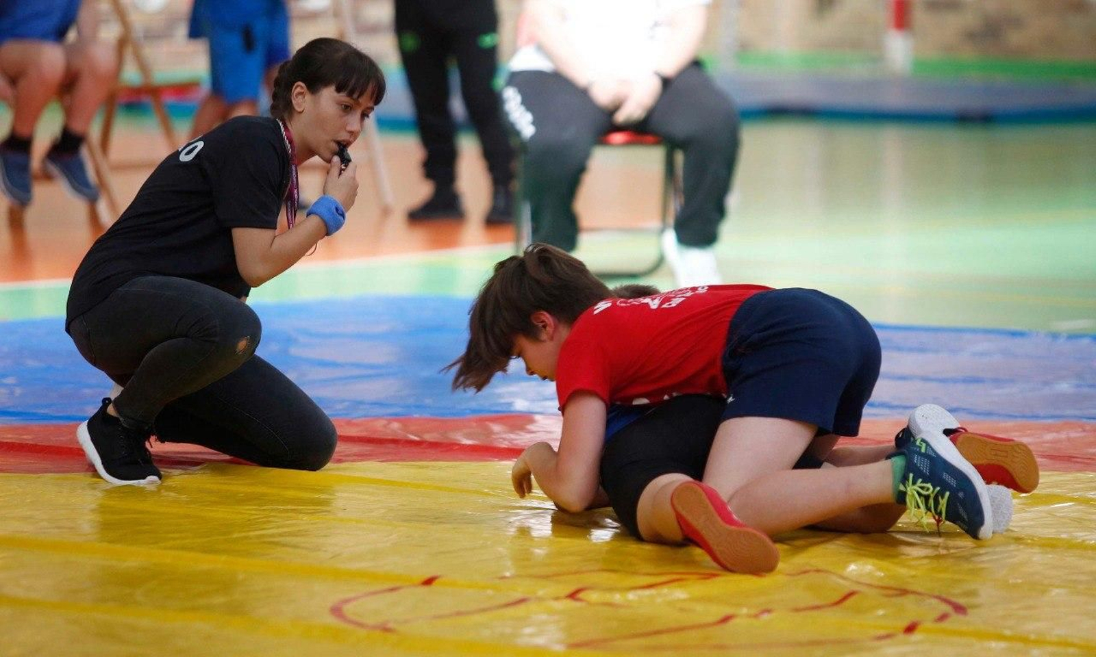 Los pequeños luchadores compiten por la victoria en el pabellón de Teis