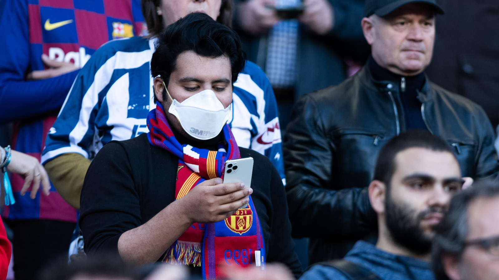 Un aficionado del Barcelona con una máscara para prevenir el coronavirus
