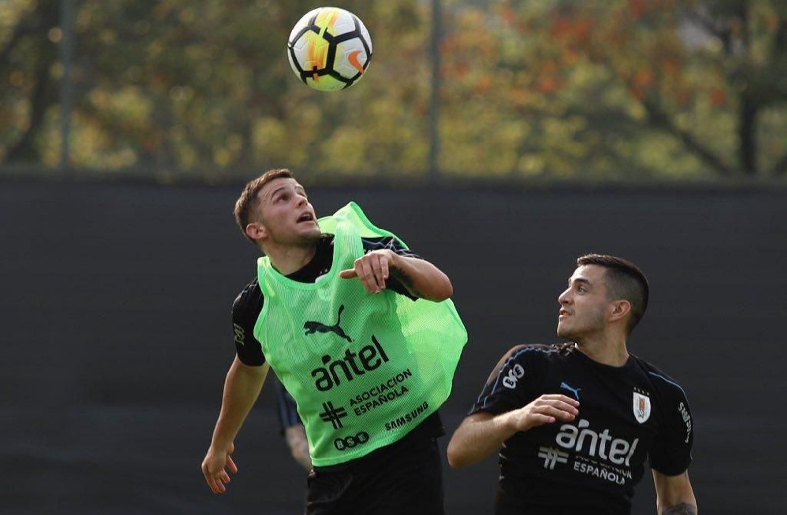 Maxi Gómez (d) juega hoy ante Uzbekistán con la selección uruguaya.