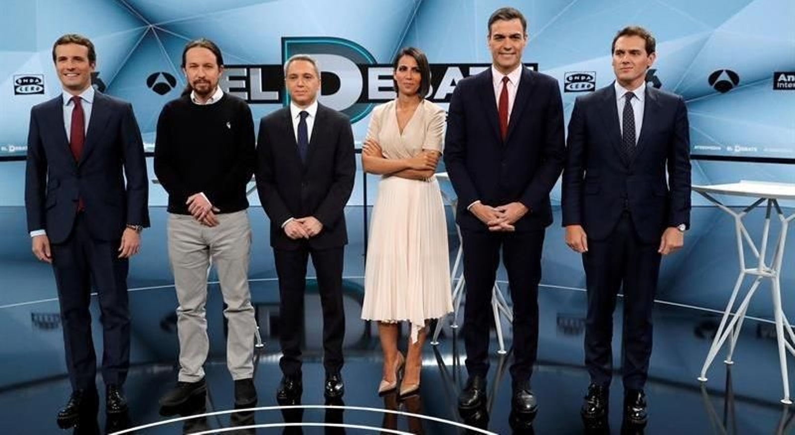 Pablo Casado (PP) (i); Pablo Iglesias (Unidas Podemos) (2i); Pedro Sánchez (PSOE) (2d) y Albert Rivera (Cs) (d), posan junto a los periodistas y presentadores Ana Pastor y Vicente Vallés (3i)