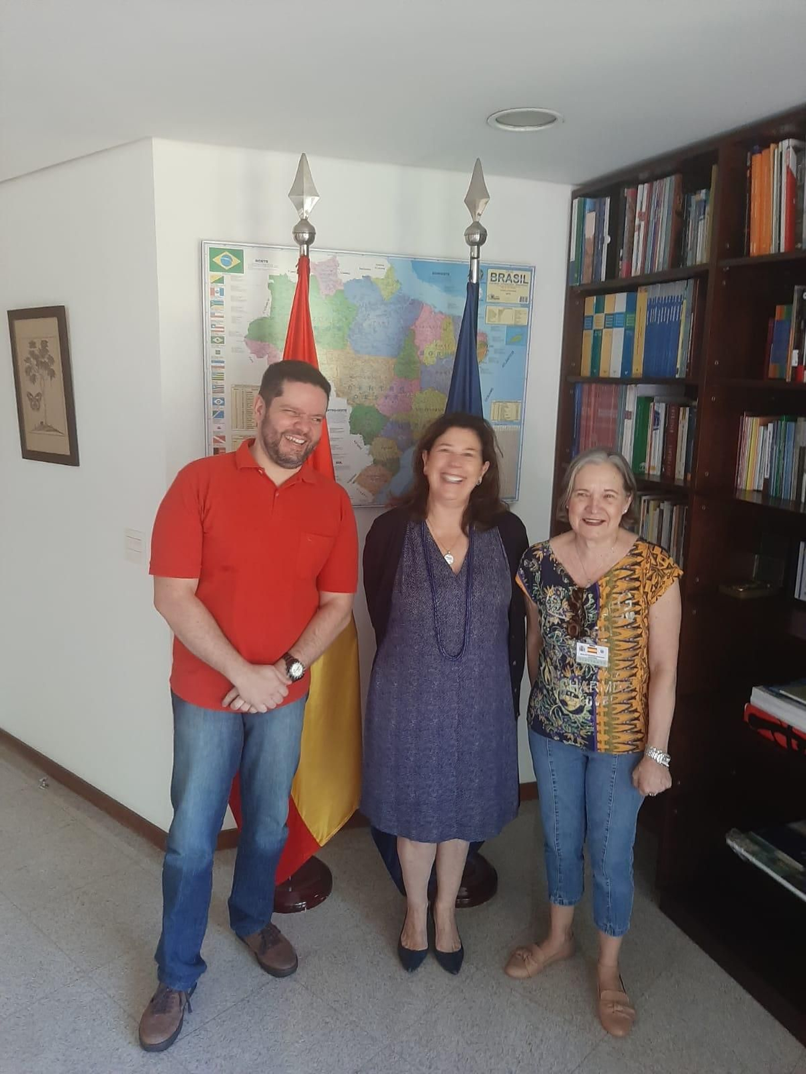 En la imagen, Felipe Pousada Prado y  Ana Maria Pousada Prado, con la embajadora de España en Brasil,  Maria del Mar Fernández-Palácios Carmona (centro) 