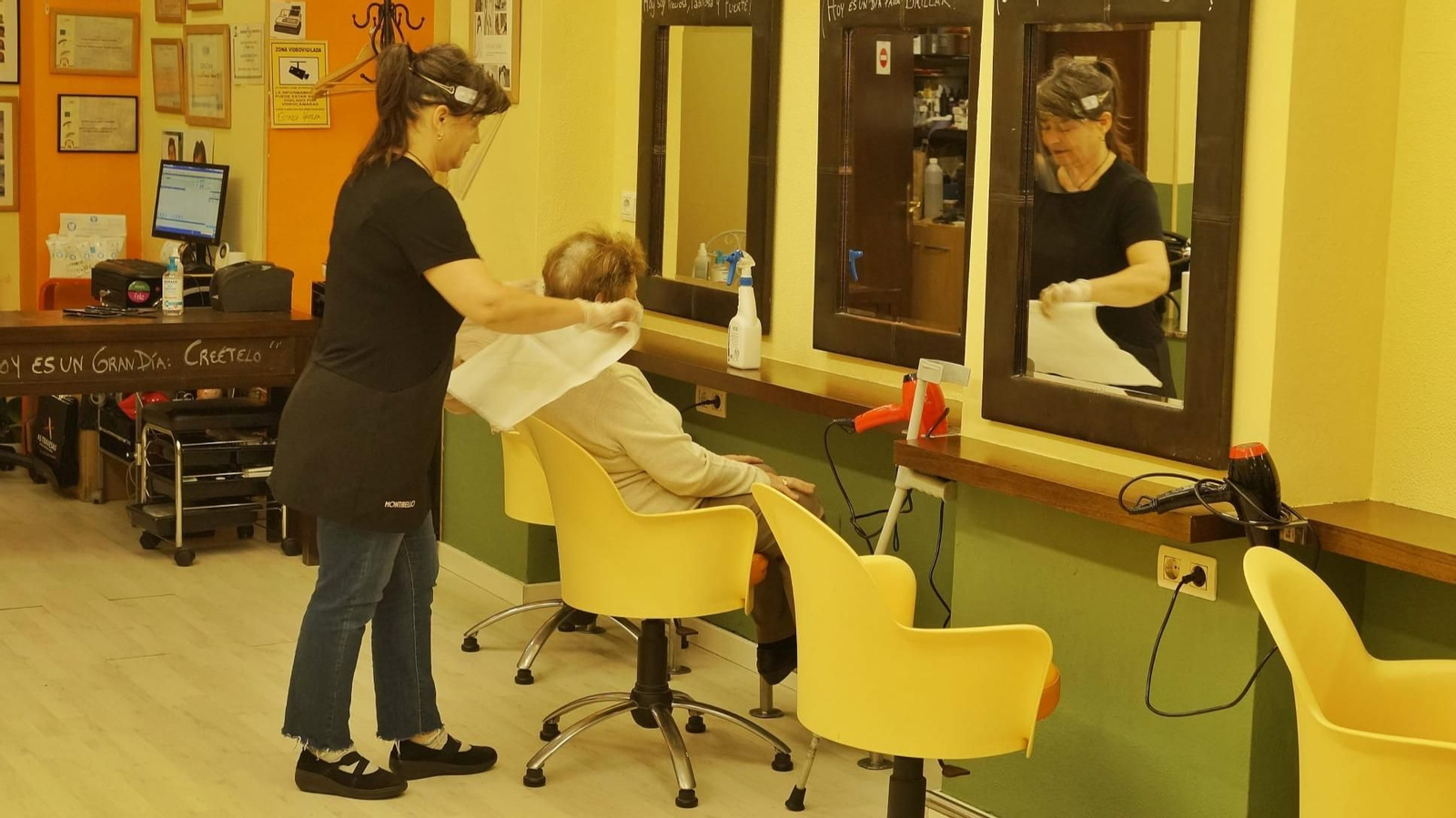 Peluquería Estrella en centro comercial Travesas. Su primera clienta // Vicente