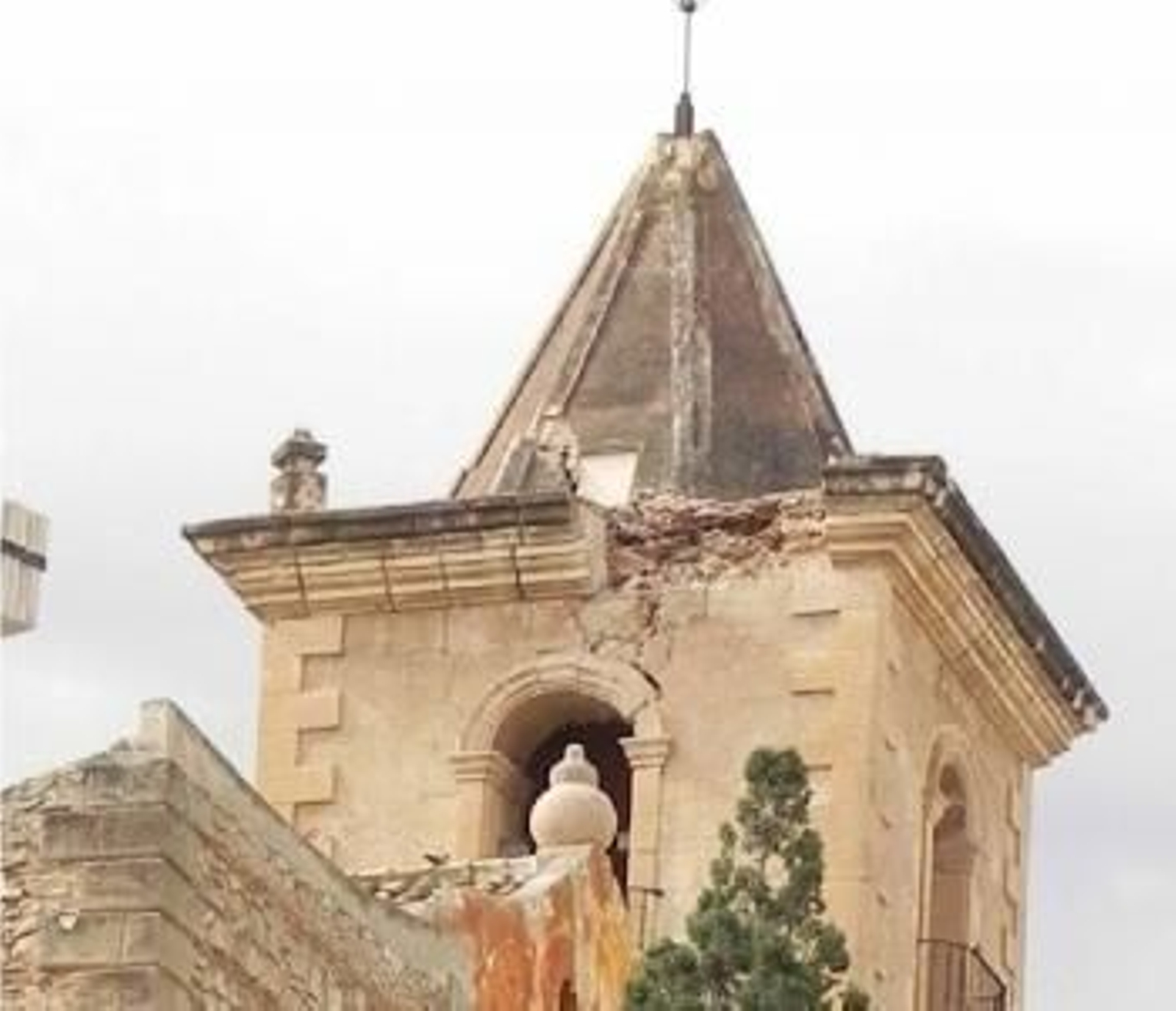 Iglesia de San Mateo dañada por terremoto de Lorca.