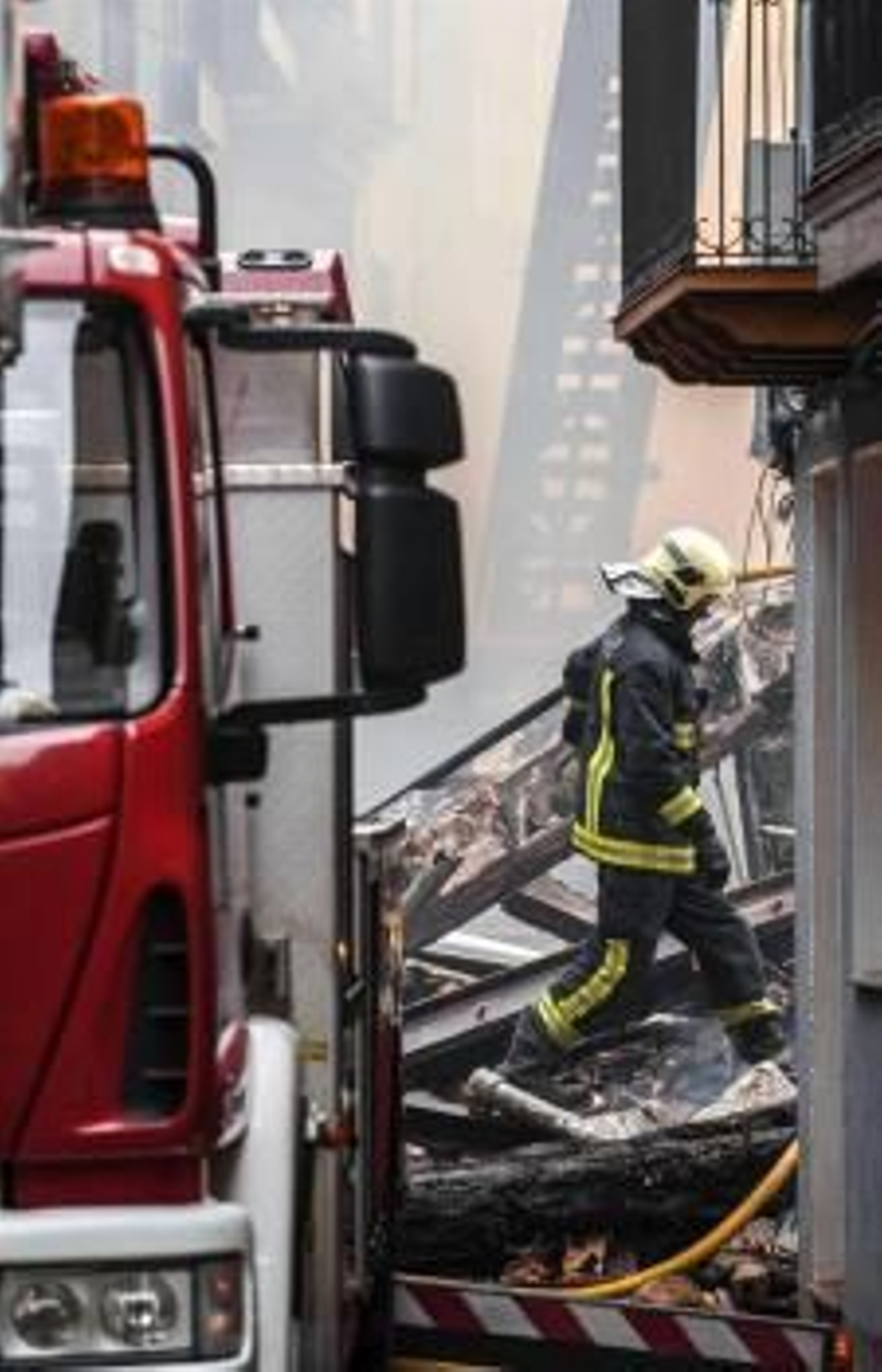 Un incendio en el casco viejo de Bermeo declarado esta madrugada ha obligado a desalojar a varias decenas de vecinos