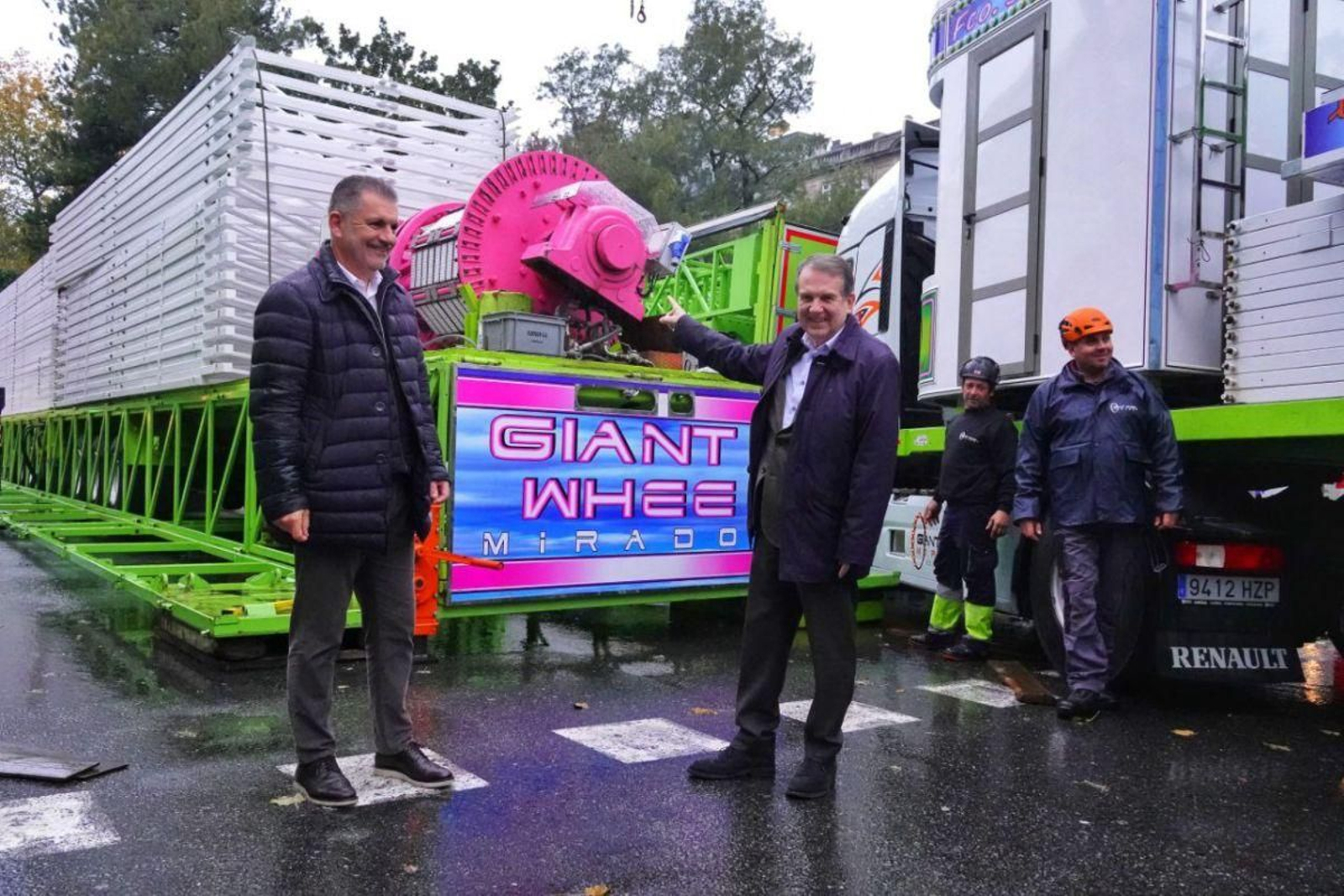El alcalde Caballero y el concejal Ángel Rivas, ante el nuevo eje luminoso de la noria, cuyo montaje comenzó ayer.