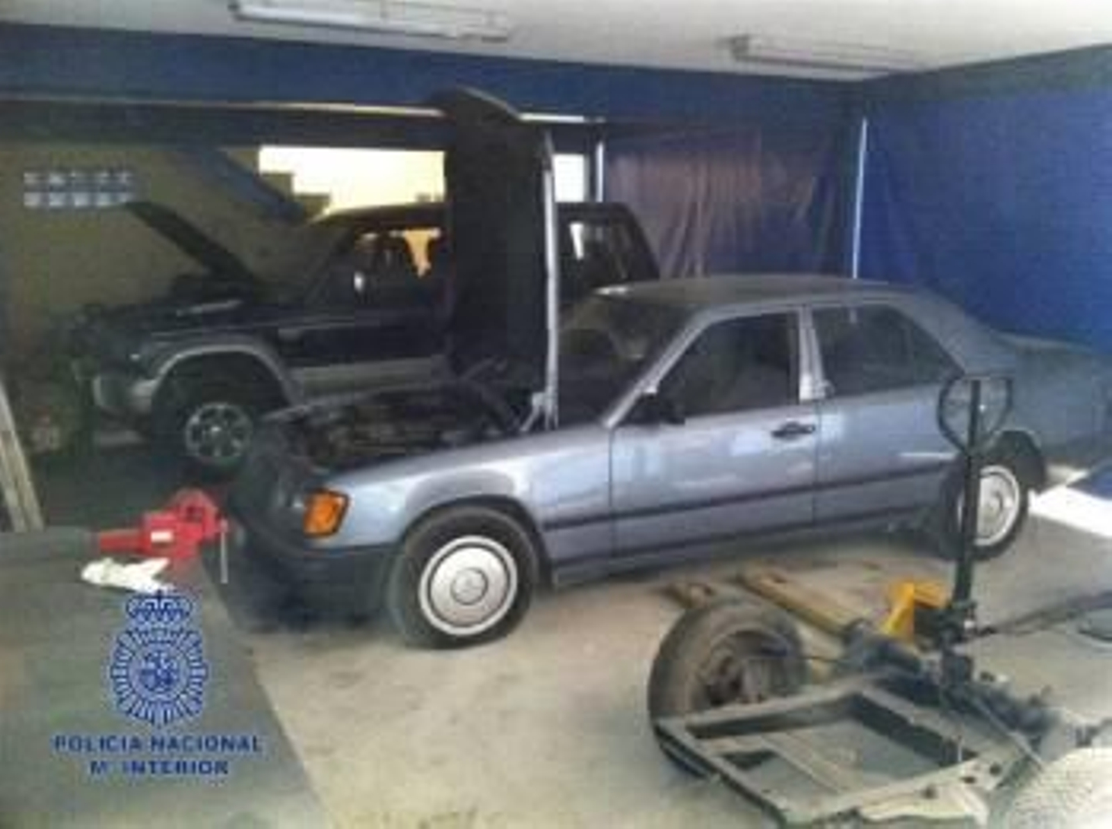 Fotografía cedida por la Policía Nacional en la que se ve el taller mecánico desmantelado en la localidad alicantina de Daya Nueva por agentes de la Policía Nacional.  (Foto: EFE)