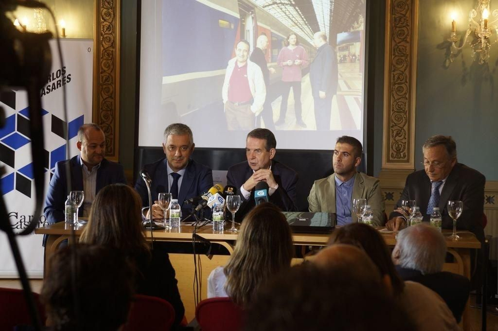 La exposición que muestra las diferentes facetas de la vida de Casares se presentó ayer en Vigo.