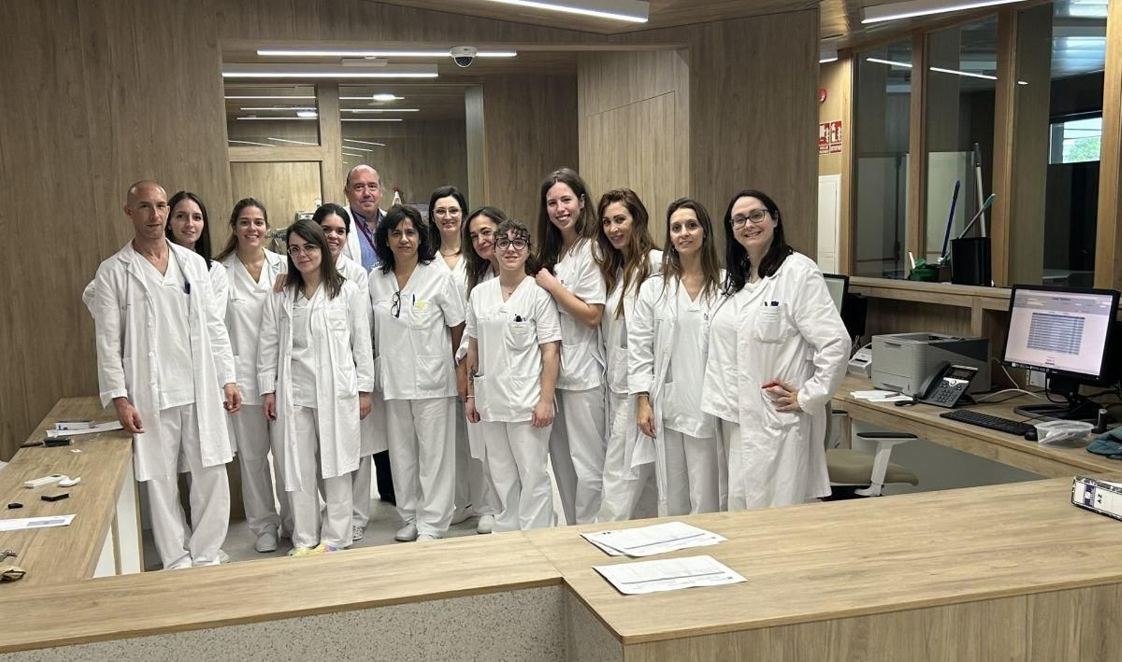 El jefe de Psiquiatría, José Manuel Olivares, con parte del equipo de hospitalización infanto-juvenil.