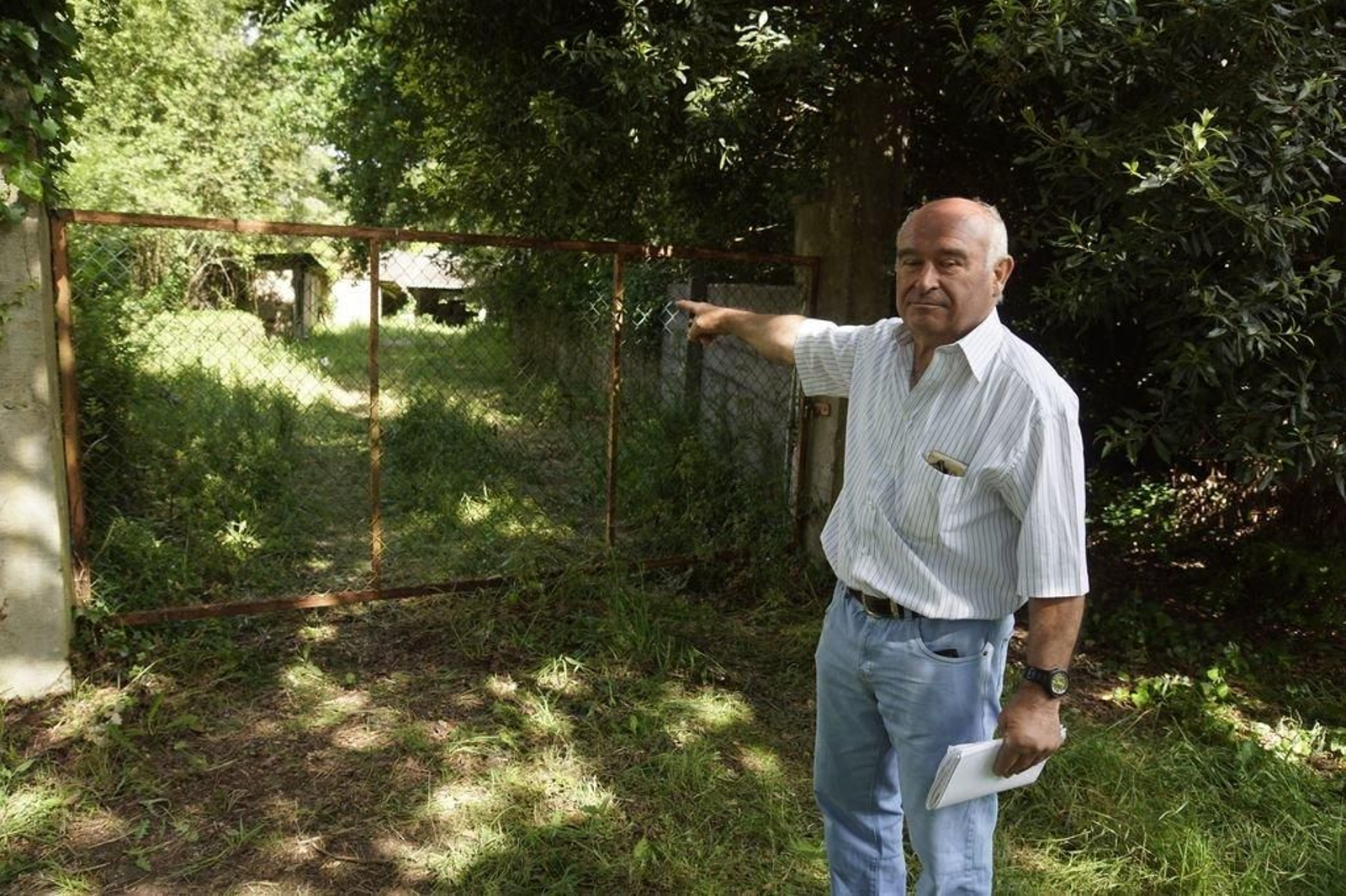 Francisco Gómez señala el lugar donde se encontraba la tercera nave clandestina.