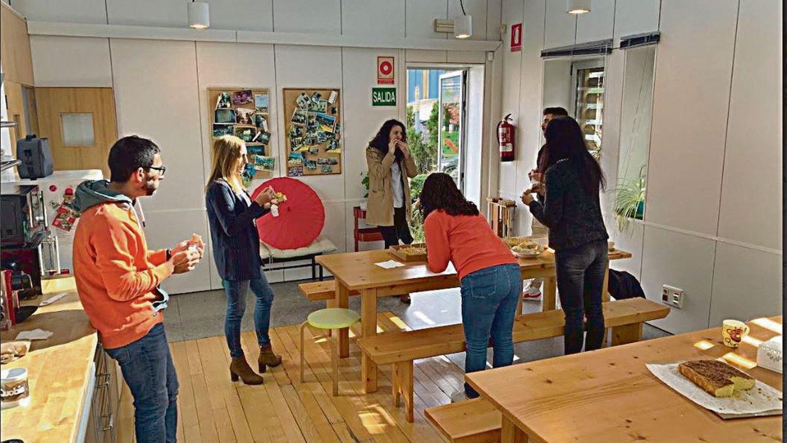 La empresa tiene un comedor con todas las comodidades para sus trabajadores y un área de descanso y ocio.