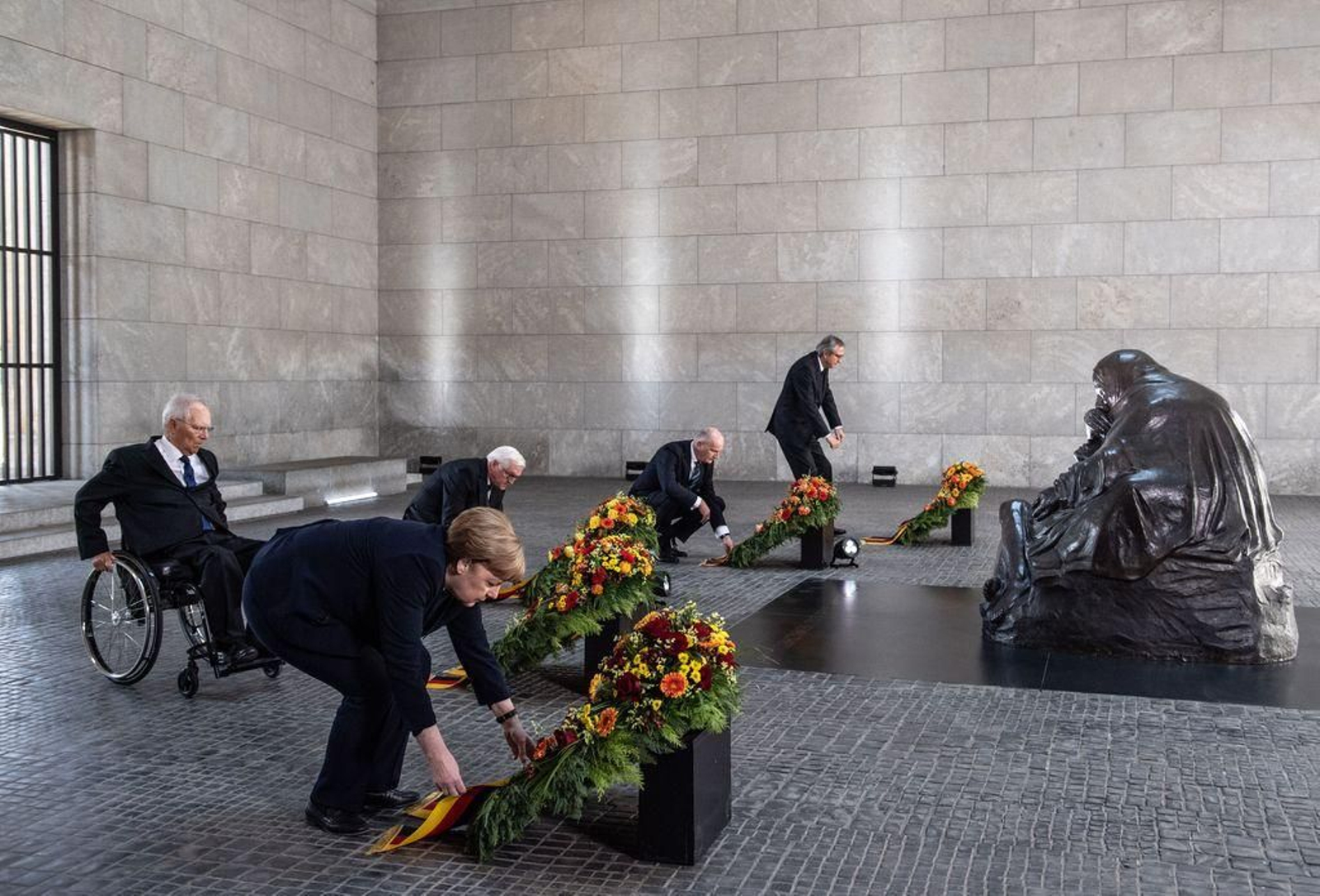 Las autoridades alemanas colocan ramos de flores en el monumento a las víctimas de las guerras.