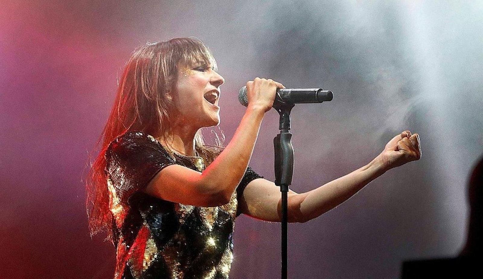 Eva Amaral desplegando su gran energía vocal.