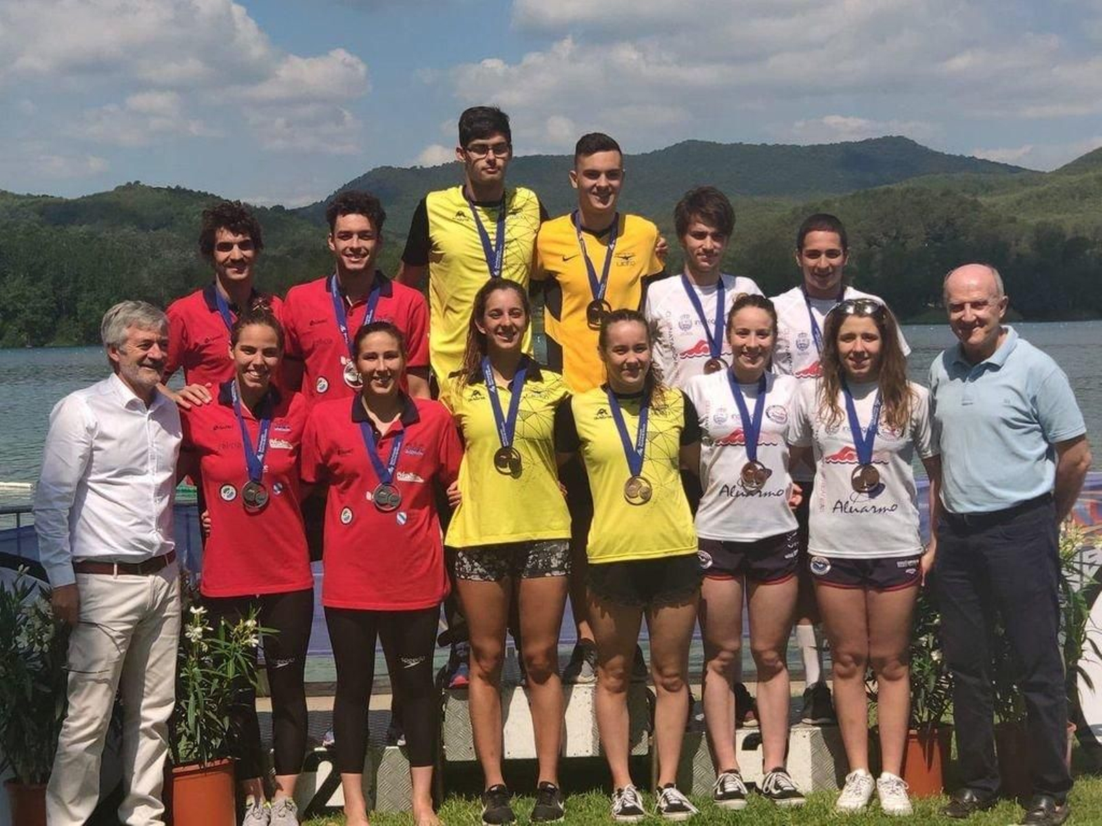 El Galaico (izquierda) y el Ponteareas (derecha), en el podio con el Liceo, ganador de la prueba.
