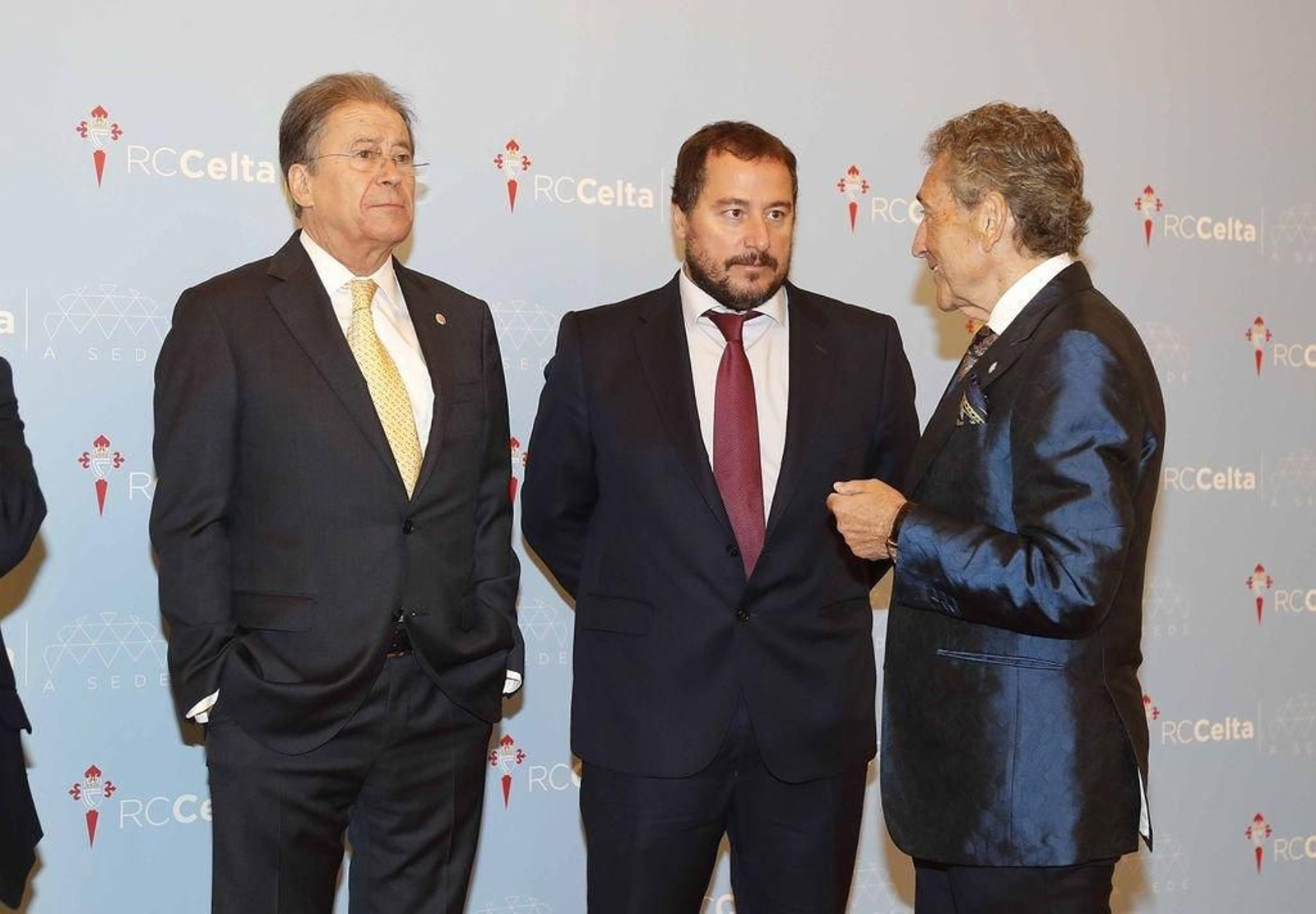 Antonio Rosendo (i), con el presidente del Celta, Carlos Mouriño (d), en la inauguración de la nueva sede.