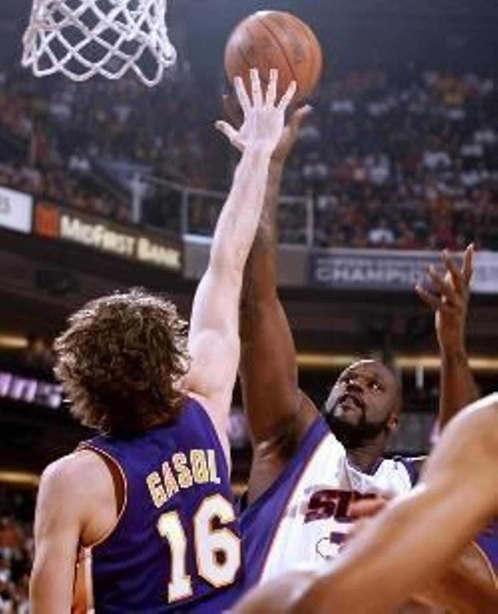 Gasol intenta taponar a un rival.