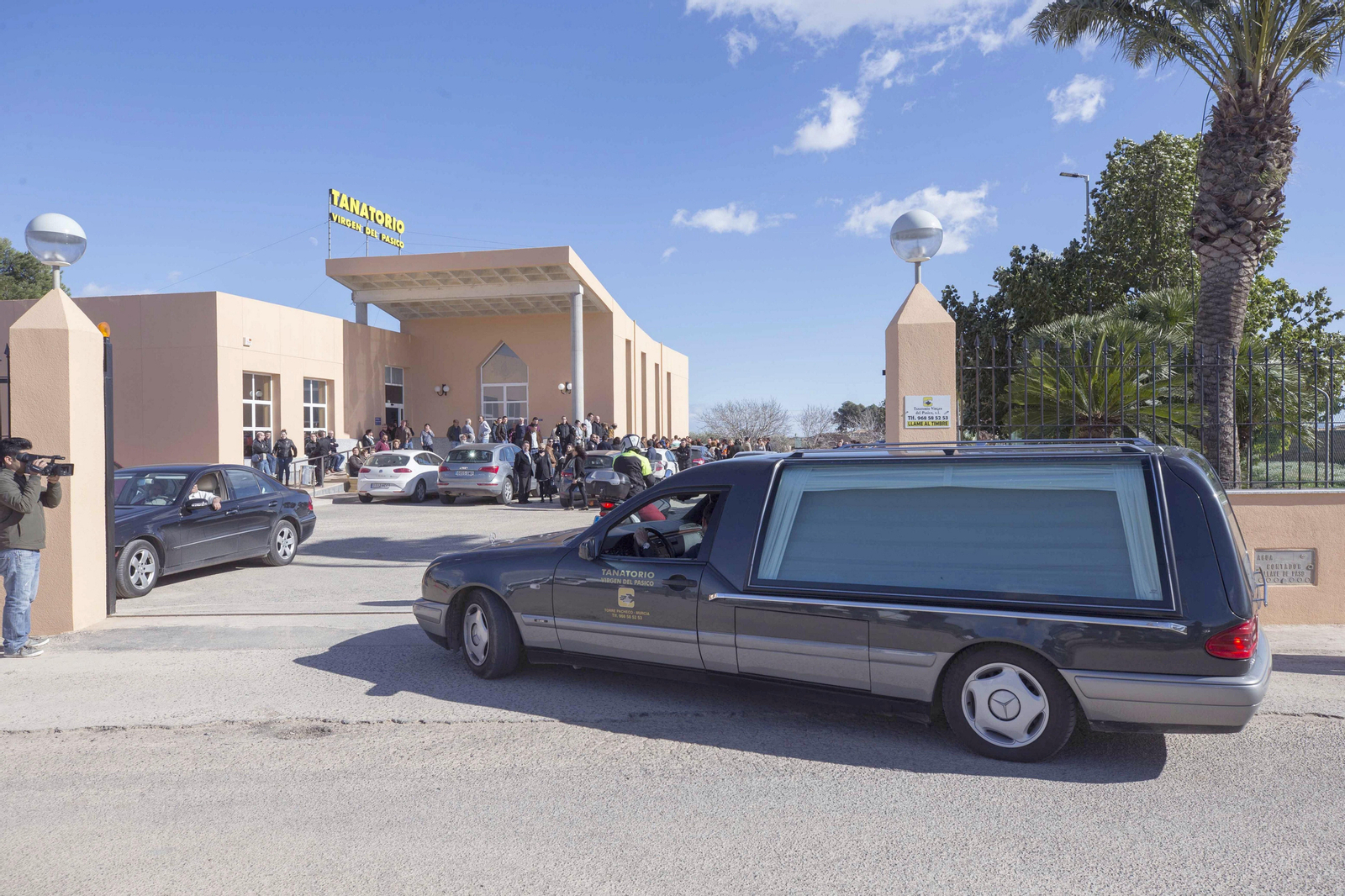 Un coche fúnebre con los restos de una de las víctimas entra en el tanatorio de Torre Pacheco.