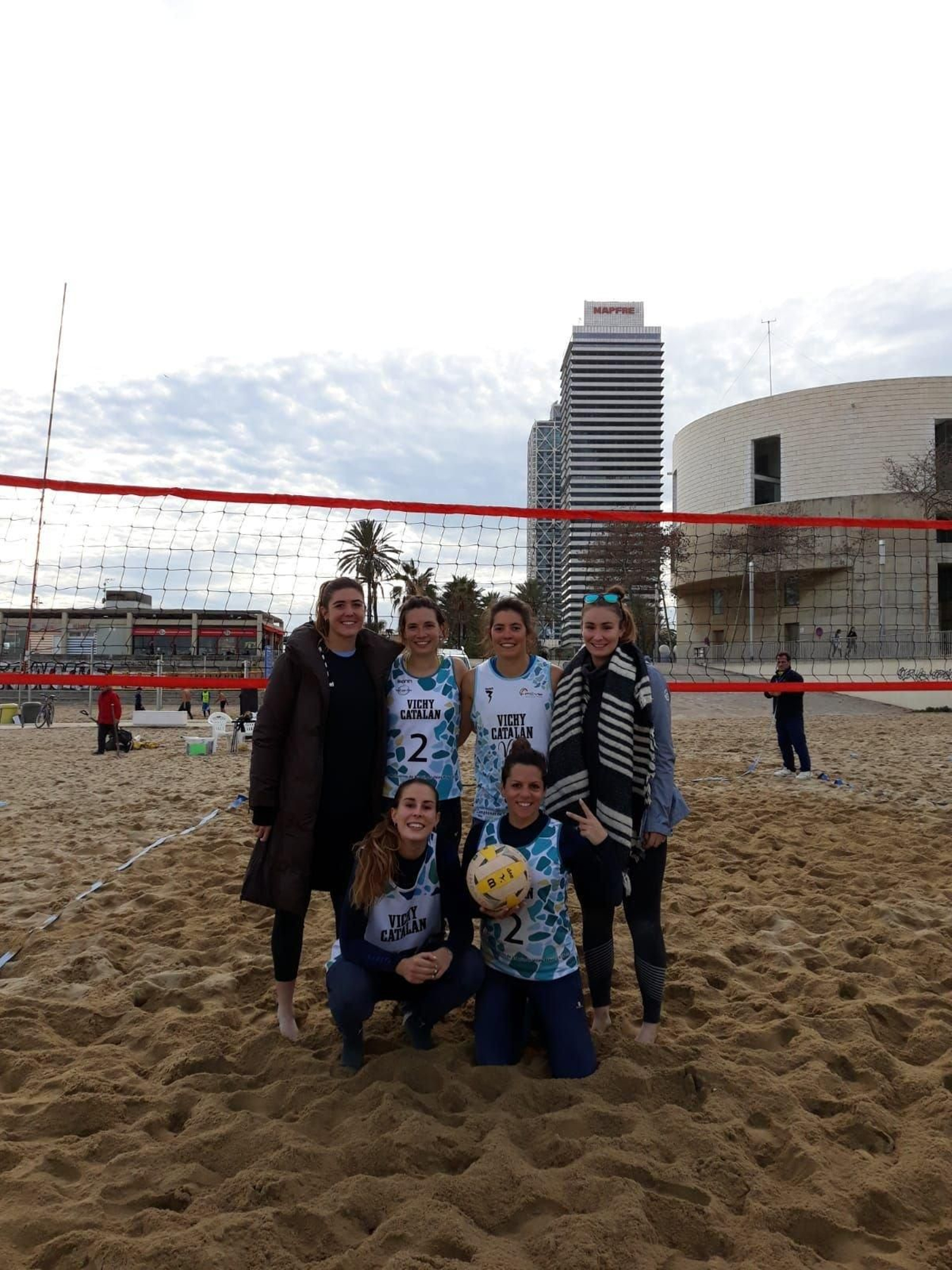Las jugadoras del Volei Praia Vigo, en el torneo catalán de Nova Icaria.